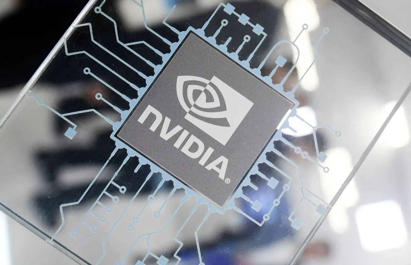 شعار شركة إنفيديا مع تصميم دائري يتضمن دوائر كهربائية، مما يبرز دورها في تطوير تقنيات الذكاء الاصطناعي.