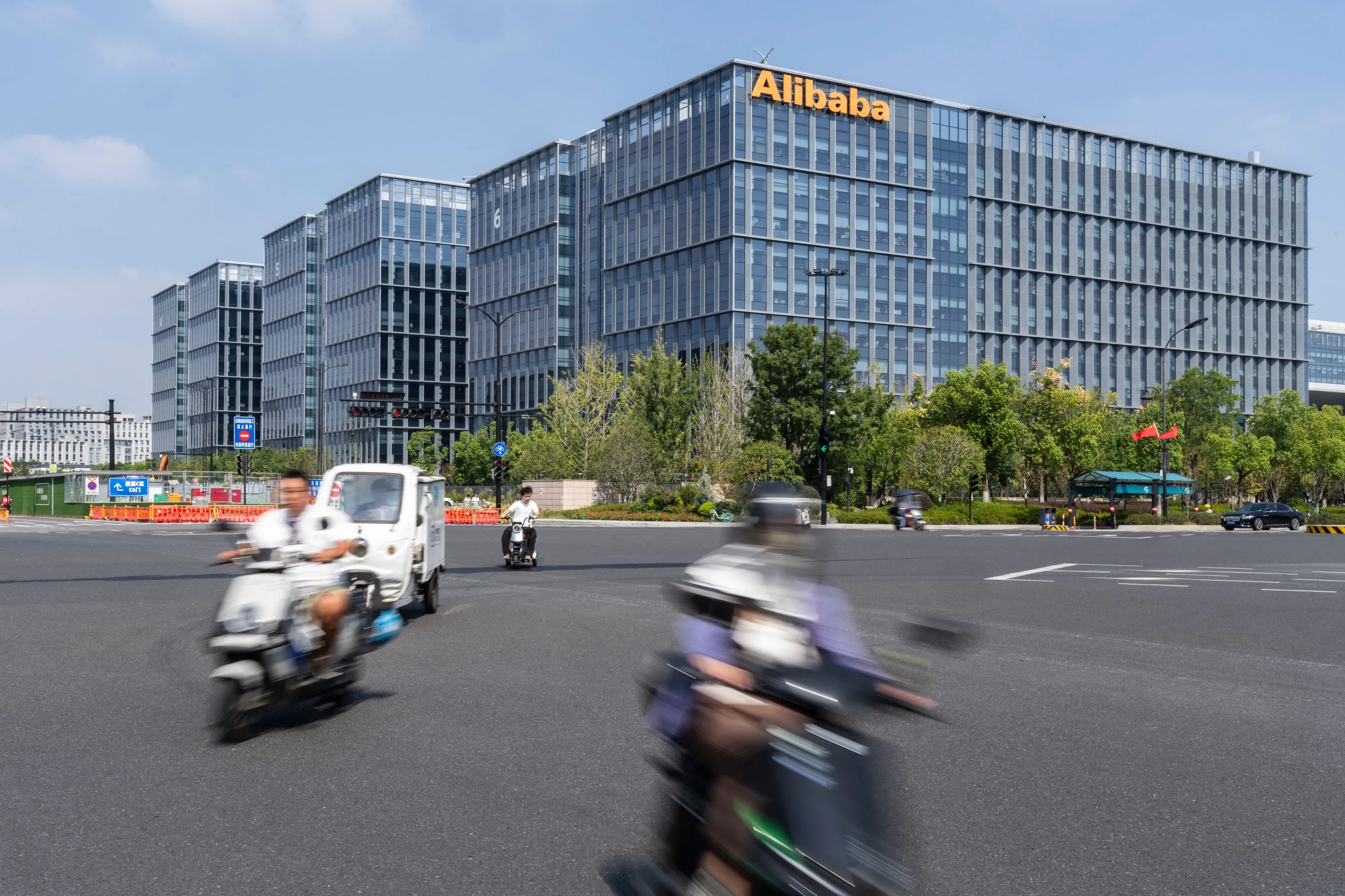 مبنى شركة علي بابا في بكين، حيث يجتمع خبراء الذكاء الاصطناعي لمناقشة التحديات والفرص في هذا المجال.