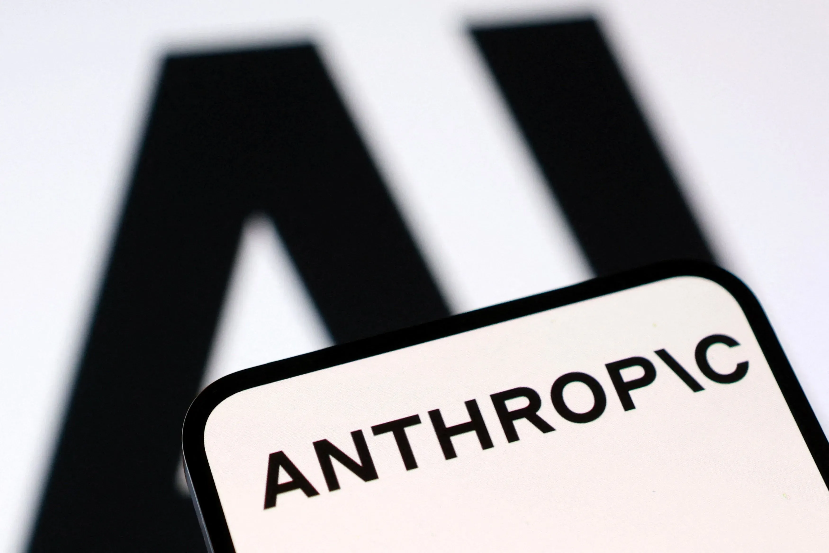 شعار شركة Anthropic مع خلفية تشير إلى الذكاء الاصطناعي، يبرز المنافسة بين نماذج الذكاء الاصطناعي الصينية والأمريكية.