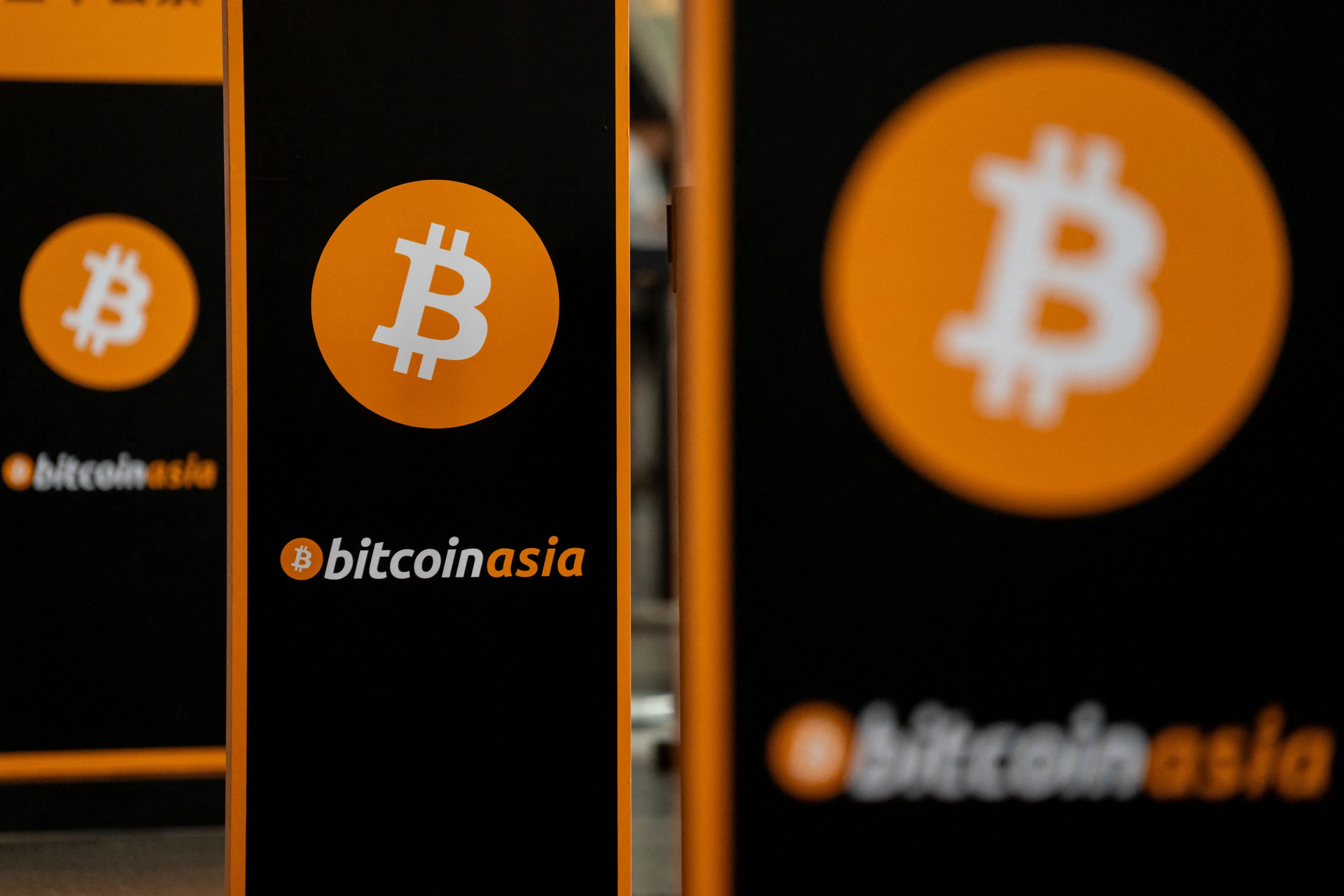 شعار بيتكوين في قمة بيتكوين آسيا، حيث تتجه هونغ كونغ نحو تعزيز مكانتها كمركز للأصول الرقمية.