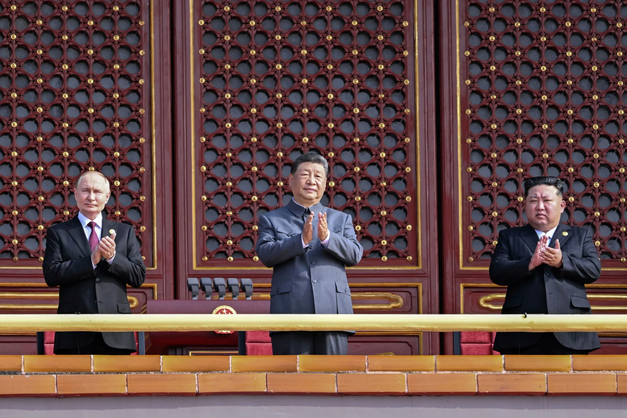 زيارة Xi Jinping إلى بيونغ يانغ، حيث يظهر مع Kim Jong Un وفلاديمير بوتين، تعكس إعادة تشكيل التحالفات في شبه الجزيرة الكورية.