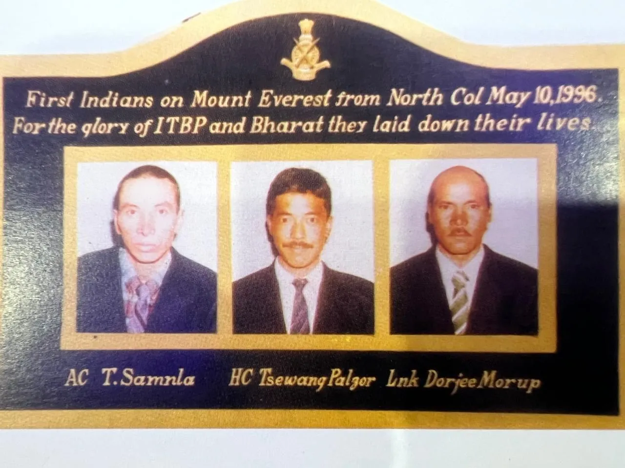 لوحة تذكارية لثلاثة متسلقين هنود على إيفرست عام 1996، تضم صور Dorje Morup وTsewang Paljor وTsewang Smanla، تكريماً لتضحياتهم.