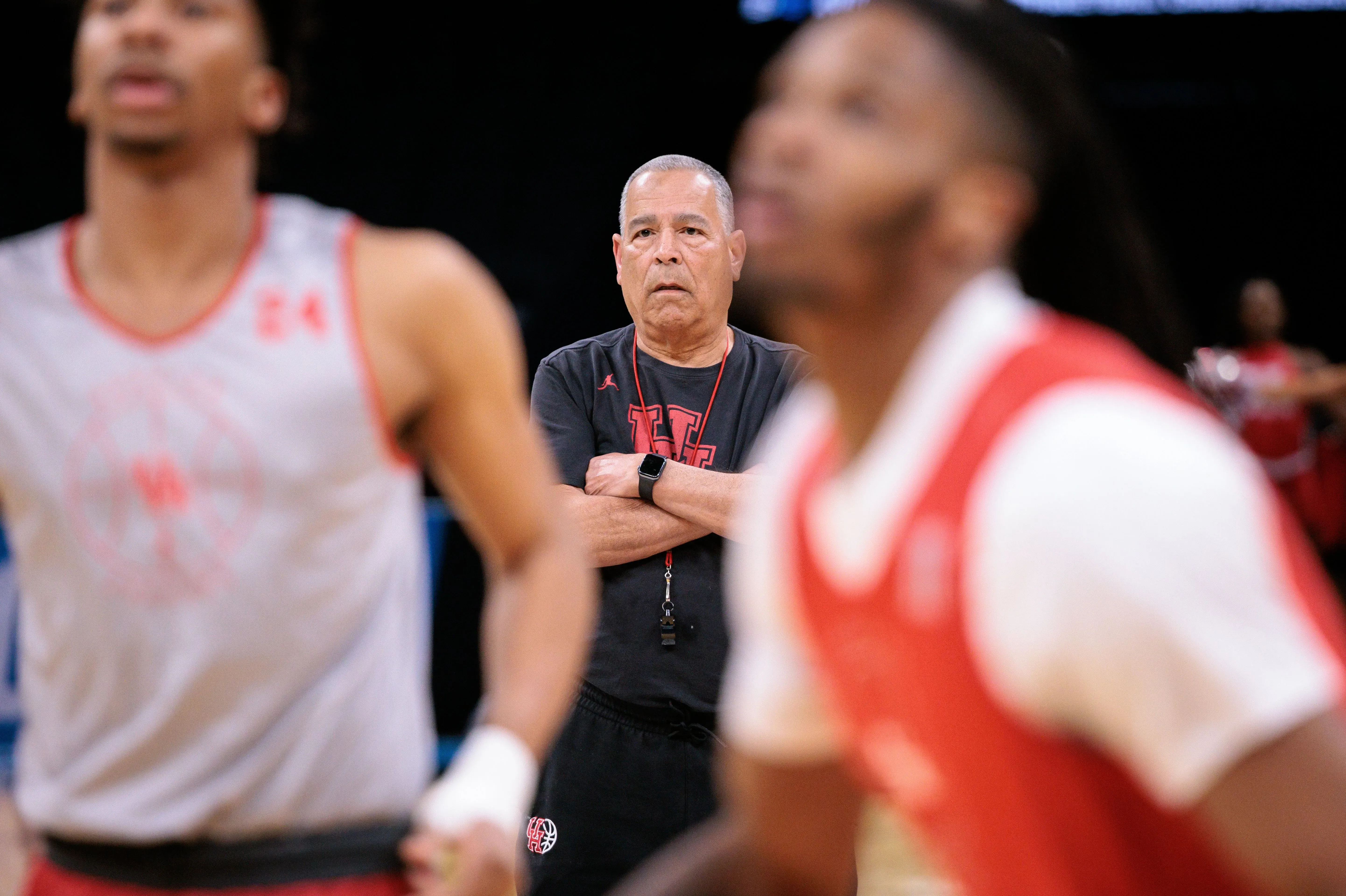 مدرب كرة السلة براد أندروود يراقب اللاعبين أثناء التدريب، مع التركيز على أهمية التواصل والتكيف في أسلوبه التدريبي.