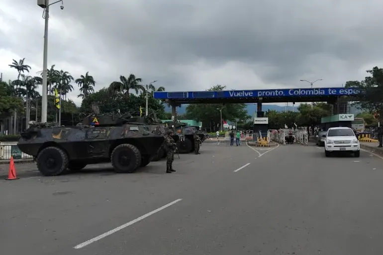 حركة مرور نشطة على جسر سيمون بوليفار بين كولومبيا وفنزويلا، مع وجود مركبات عسكرية كولومبية لتعزيز الأمن وسط أزمة اللاجئين المحتملة.