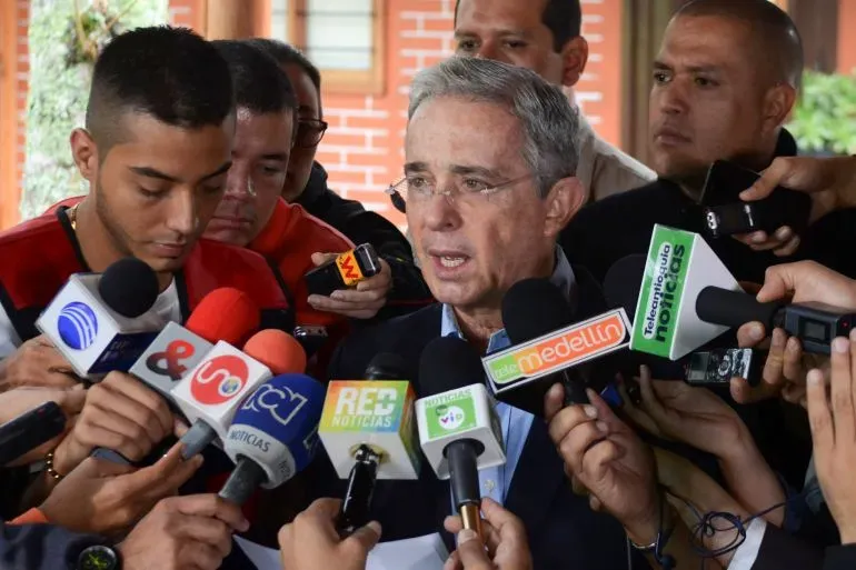 سانتياغو أوريبي يتحدث إلى الصحفيين وسط حشد من المراسلين، بعد صدور حكم بالسجن 28 سنة بتهمة القتل والتآمر في كولومبيا.