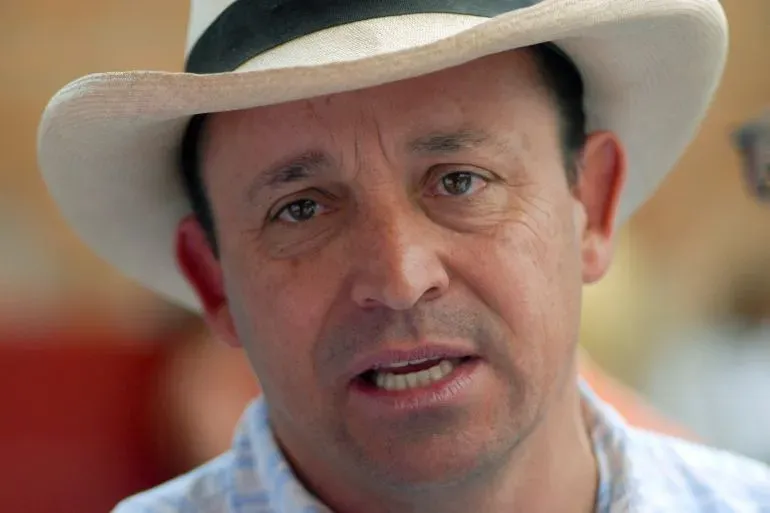 سانتياغو أوريبي، شقيق الرئيس الكولومبي السابق، يتحدث في مؤتمر صحفي بعد حكم بالسجن 28 سنة بتهمة القتل والتآمر.