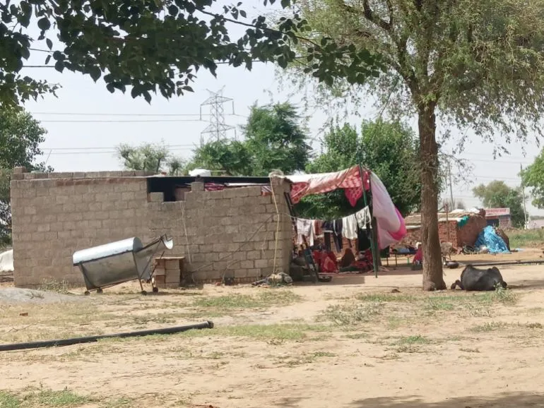 سقيفة صغيرة في منطقة Jhunjhunu بالهند، حيث يجلس Rajesh Kumar بجوار كتاب كيمياء، يعبّر عن حزنه لفقدان ابنه Pradeep الذي حلم بأن يصبح طبيباً.