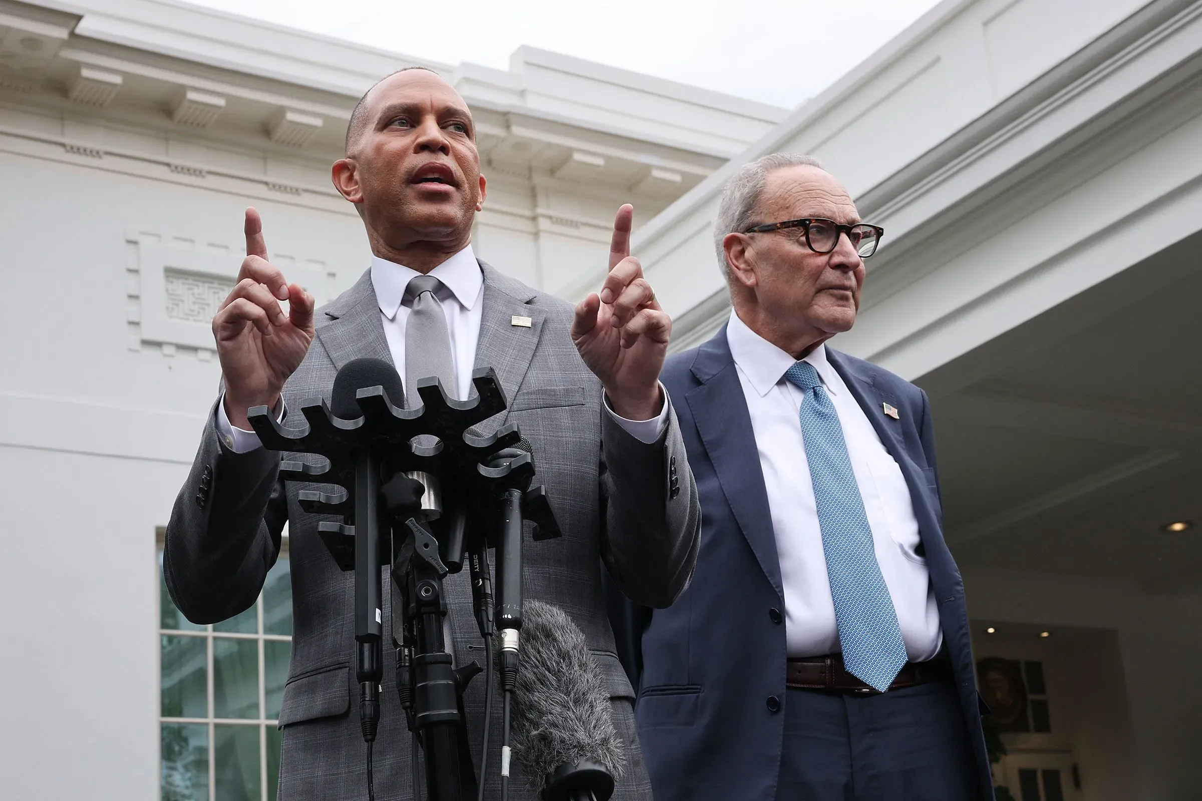 تصريح لقيادات ديمقراطية أمام البيت الأبيض، حيث يتحدث هاريسون عن آثار الإغلاق الحكومي مع شومر بجانبه.