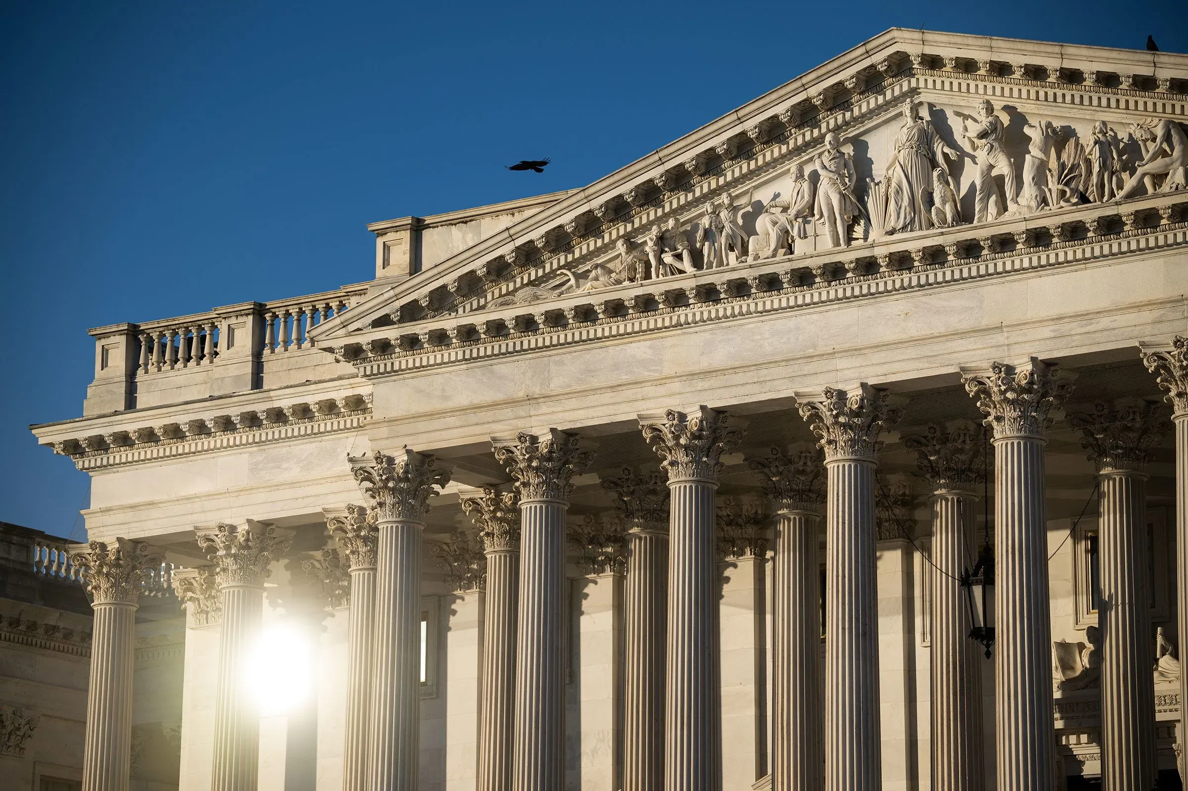 واجهة مبنى الكابيتول الأمريكي تحت ضوء الشمس، مع أعمدة معمارية مميزة وتفاصيل زخرفية، تعكس أهمية السياسة الأمريكية في ظل مناقشات دعم برنامج أوباما كير.