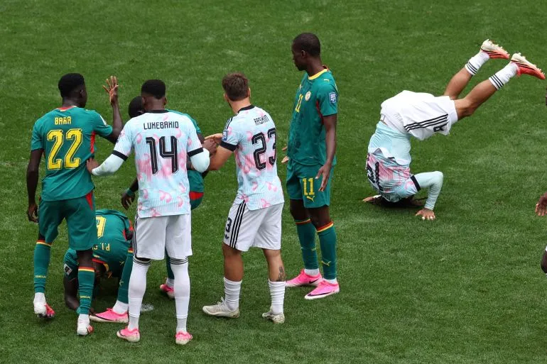 لاعبو السنغال وبلجيكا يتفاعلون مع لحظة سقوط لاعب بلجيكي على رأسه خلال مباراة كأس العالم 2026 المثيرة للجدل.