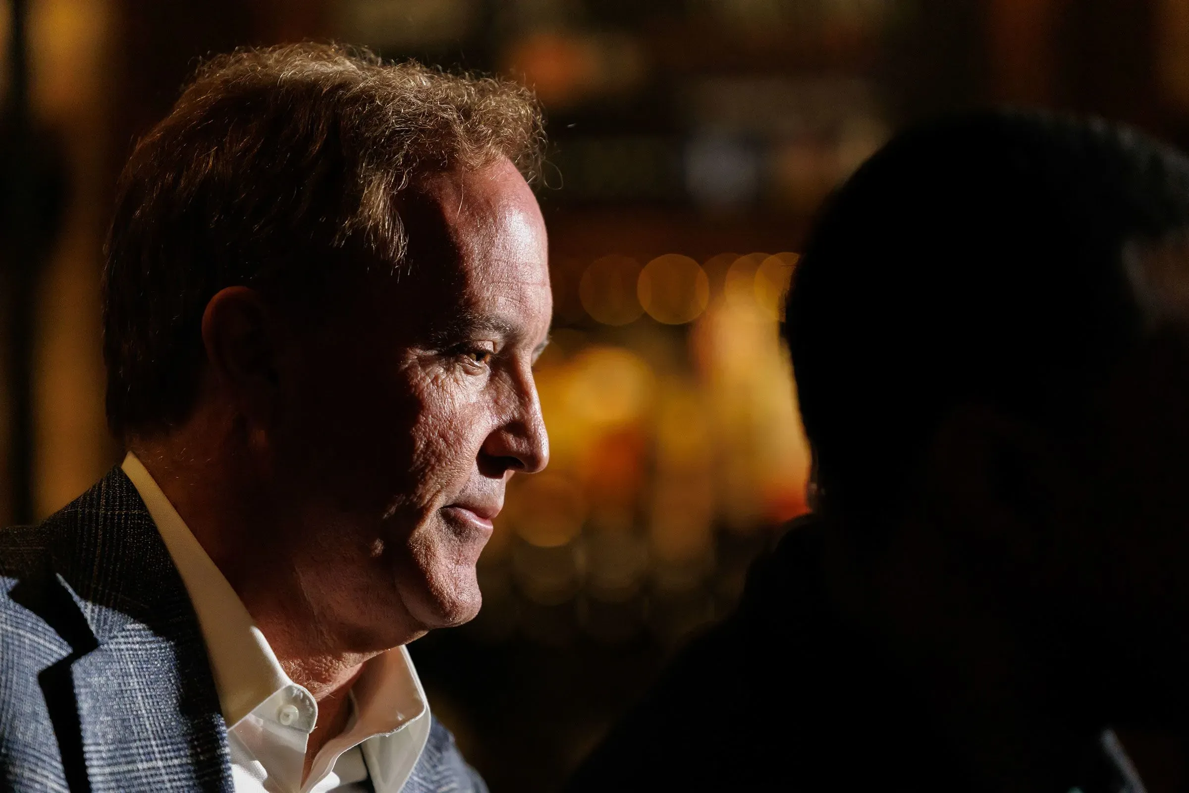 كين باكستون، المدعي العام السابق في تكساس، يظهر في تجمع انتخابي، حيث يسعى للفوز بترشيح الجمهوري لمجلس الشيوخ وسط جدل سياسي.