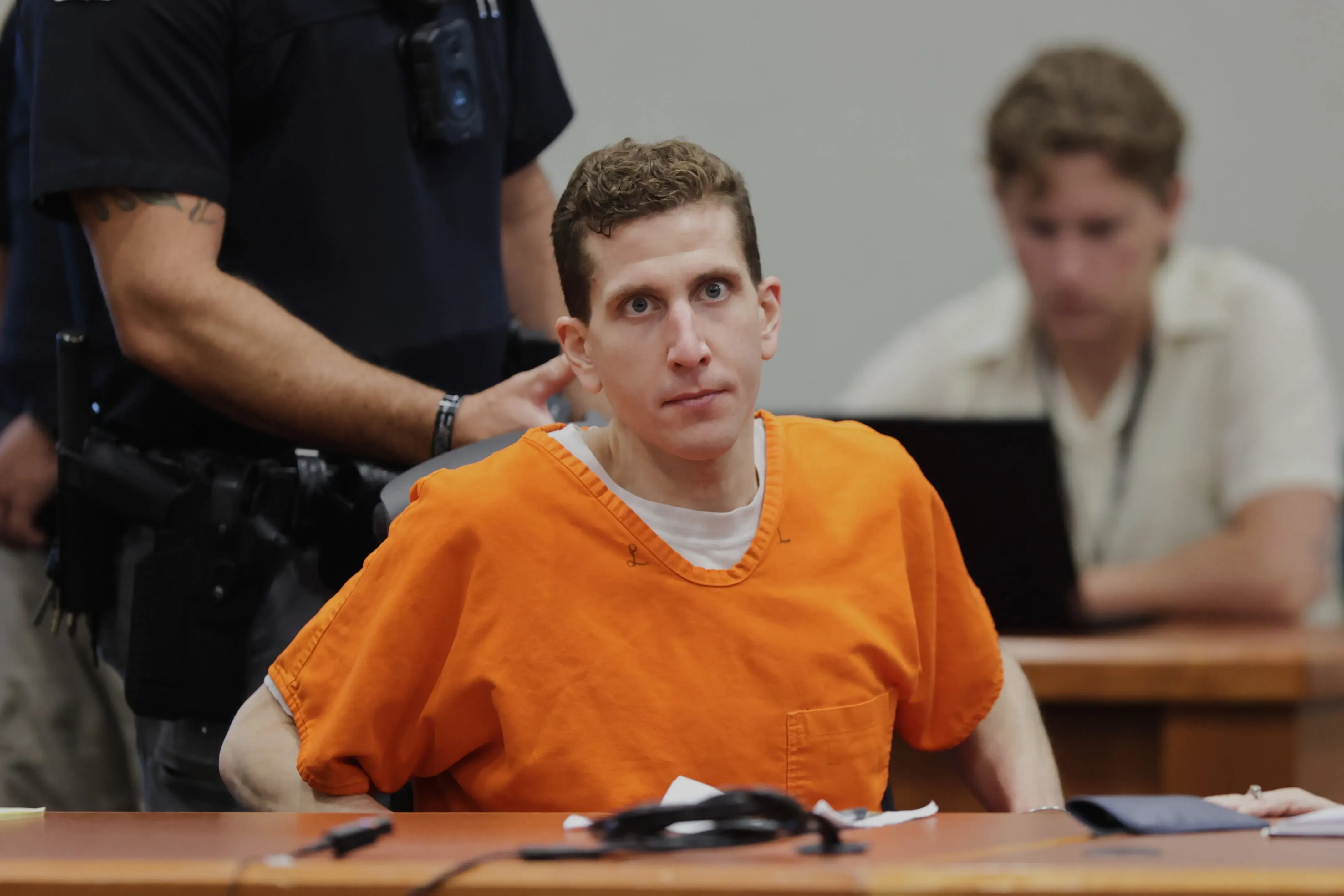 برايان كوهبرغر، المدان بقتل أربعة طلاب من جامعة أيداهو، في قاعة المحكمة مرتديًا سترة السجن البرتقالية، وسط اهتمام إعلامي كبير.