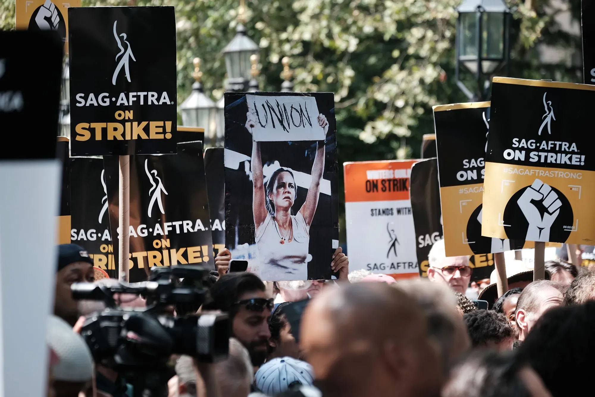محتجون يحملون لافتات تدعم الإضراب الذي تنظمه نقابة SAG-AFTRA، مع التركيز على أهمية حقوق العمال والنقابات.