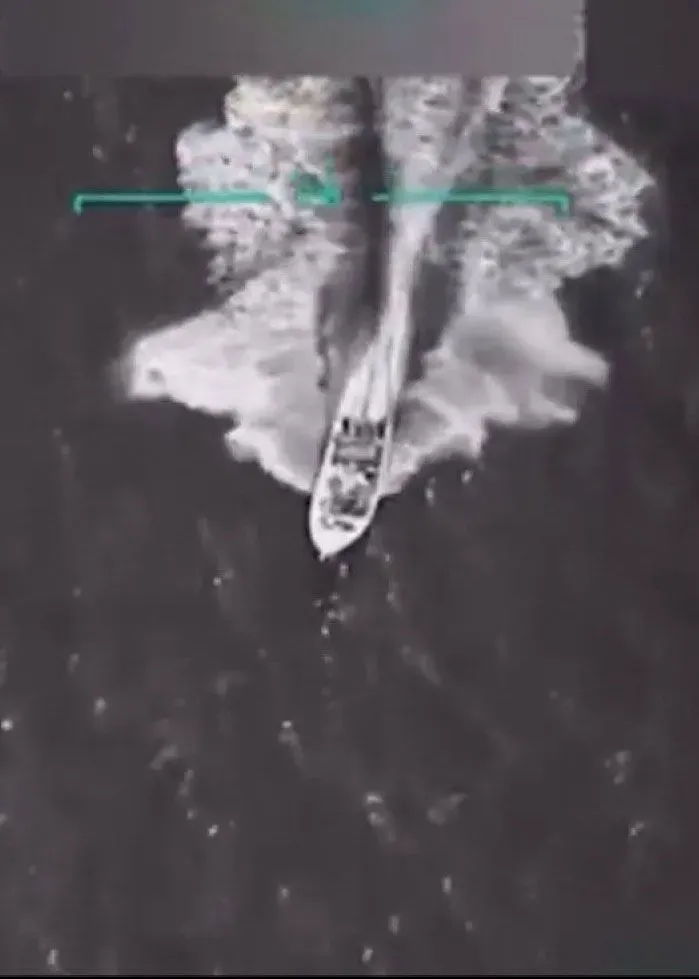 صورة تظهر قاربًا سريعًا يبحر في المياه، مع تفاصيل توضح نشاطات محتملة تتعلق بعمليات الهجرة غير الشرعية.