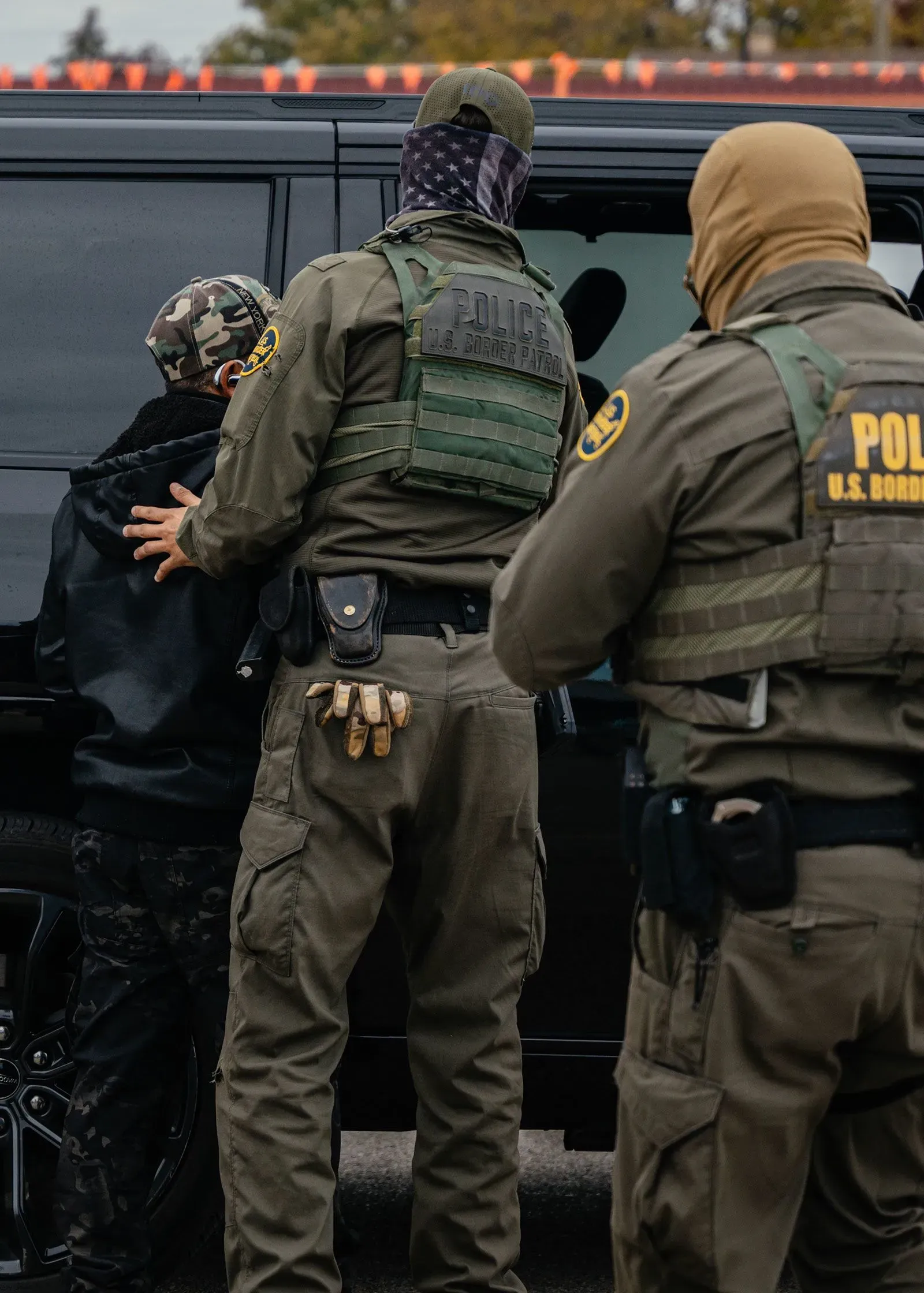 عناصر من دوريات الحدود الأمريكية يقومون باعتقال شخص، مما يعكس الجدل حول سياسات الهجرة في إدارة ترامب.