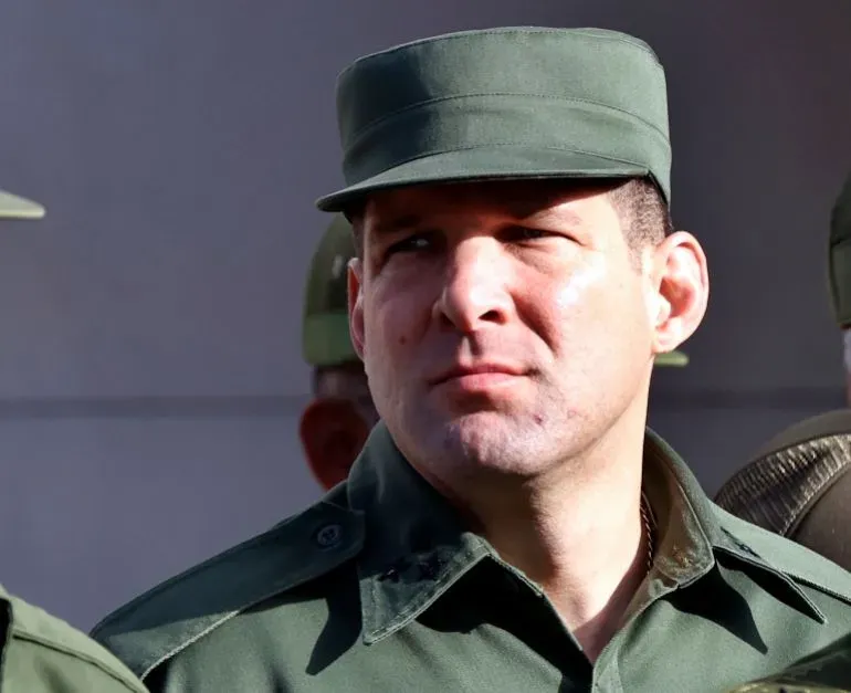 صورة لضابط كوبي يرتدي زيًا عسكريًا، يعكس الأجواء السياسية المتوترة في كوبا وسط الأزمات الاقتصادية وانقطاع التيار الكهربائي.