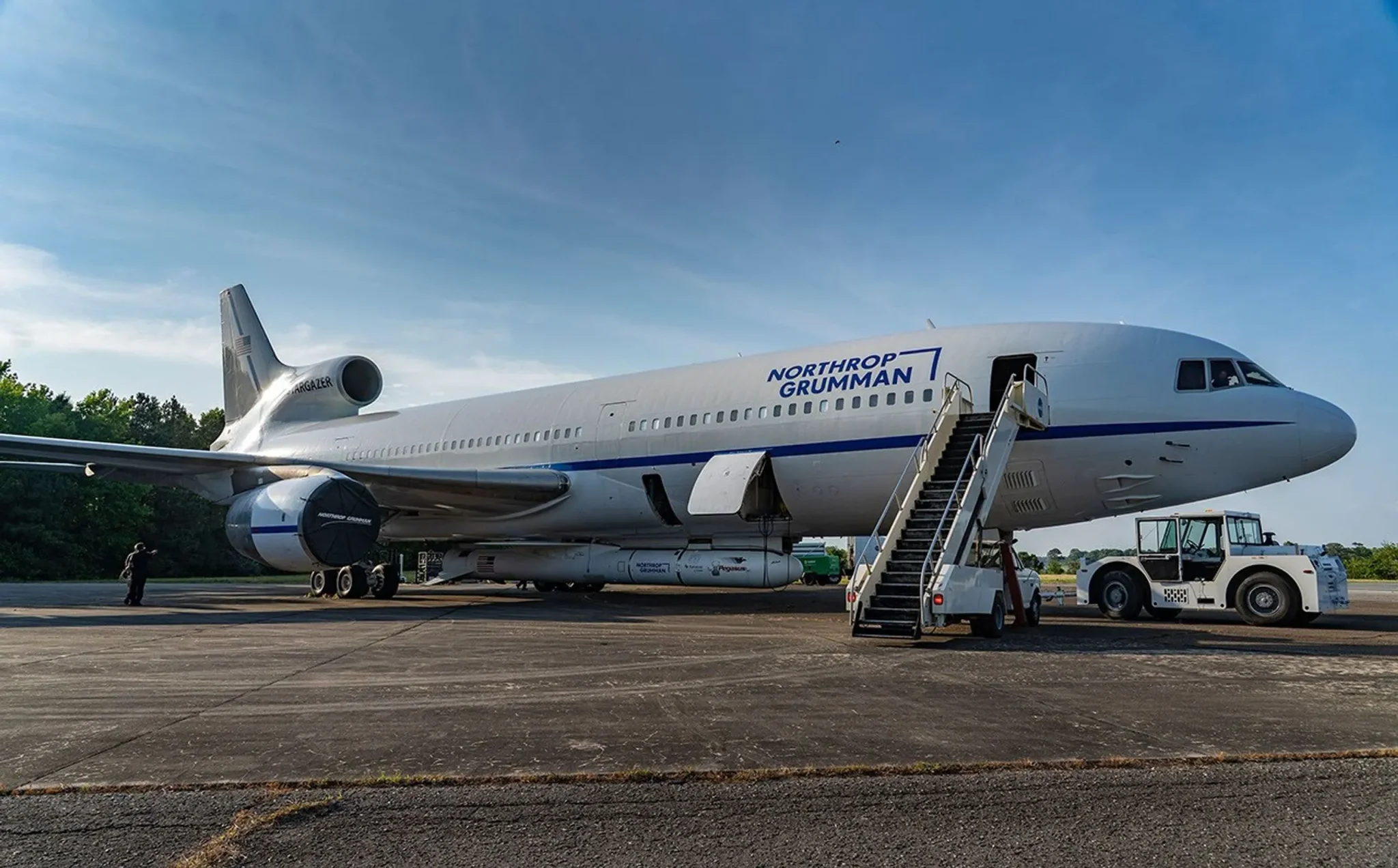 طائرة Stargazer التابعة لشركة Northrop Grumman تحضر لإطلاق صاروخ Pegasus XL حاملاً القمر الصناعي LINK لإنقاذ مرصد Swift الفضائي.