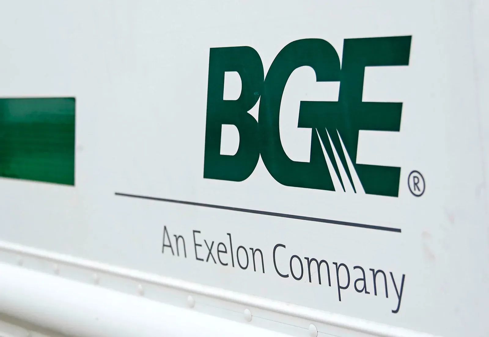 شعار شركة BGE، المملوكة لشركة Exelon، يظهر على جانب شاحنة، في سياق ارتفاع تكاليف الكهرباء بسبب مراكز البيانات.