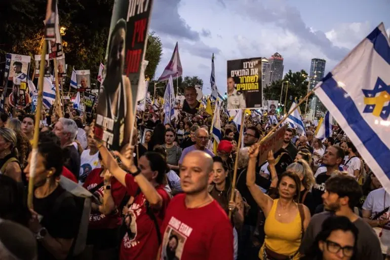 تجمع حشود من المتظاهرين في تل أبيب، رافعين لافتات وصور للأسرى، مطالبين بإنهاء الحرب على غزة والإفراج عن المحتجزين.