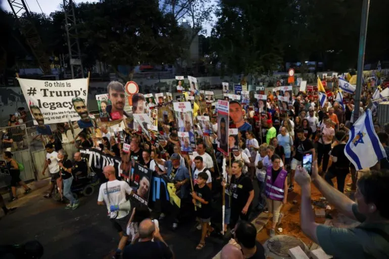 تجمع المتظاهرون في تل أبيب حاملين لافتات وصور للأسرى المحتجزين في غزة، مطالبين بوقف الحرب وإطلاق سراحهم.