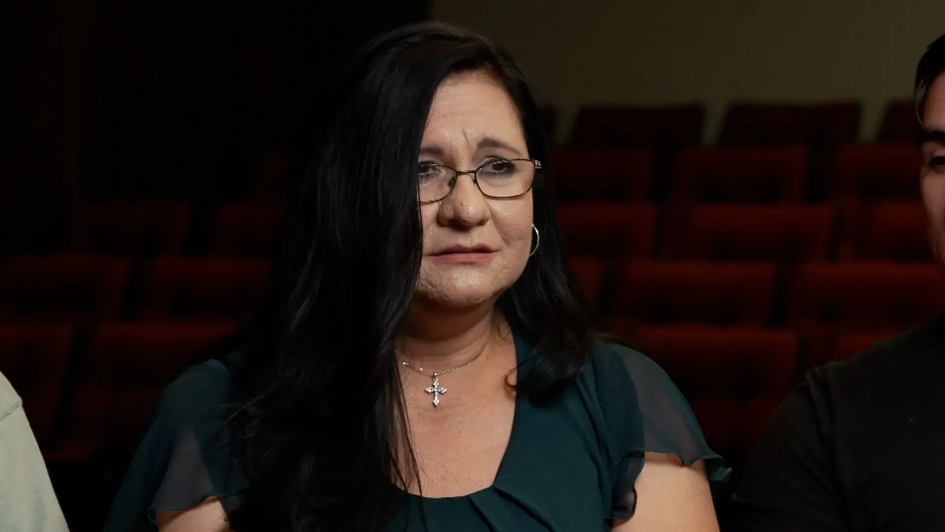 امرأة تعبر عن حزنها خلال محاكمة ضابط متهم بعدم التصرف أثناء مذبحة مدرسة أوفالدي، حيث قُتلت شقيقتها إيرما غارسيا.