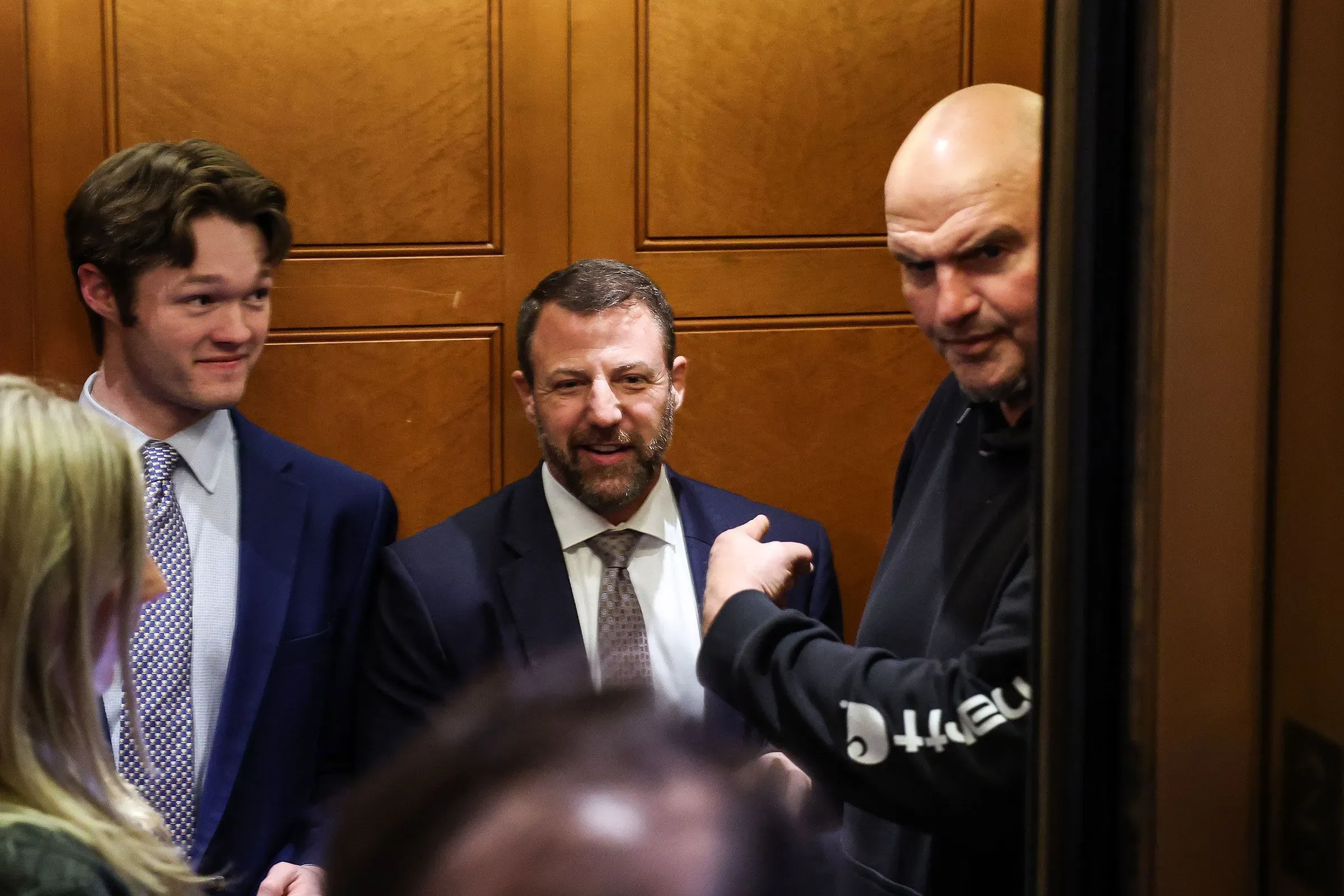 ماركواين مولين، السياسي الجمهوري، يتحدث مع مساعديه في مصعد بمبنى الكابيتول، مع التركيز على تعيينه كوزير للأمن الداخلي.