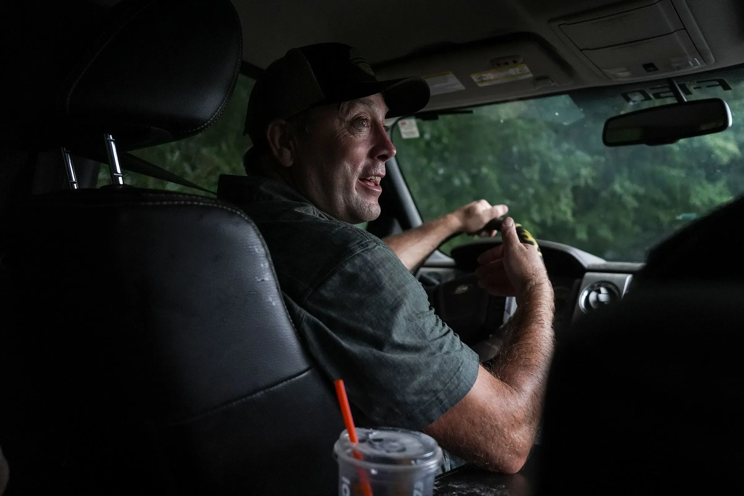 جيمي أجير، مزارع من الجيل الرابع، يتحدث أثناء قيادته السيارة في ولاية كارولينا الشمالية، مع التركيز على علاقاته المجتمعية.