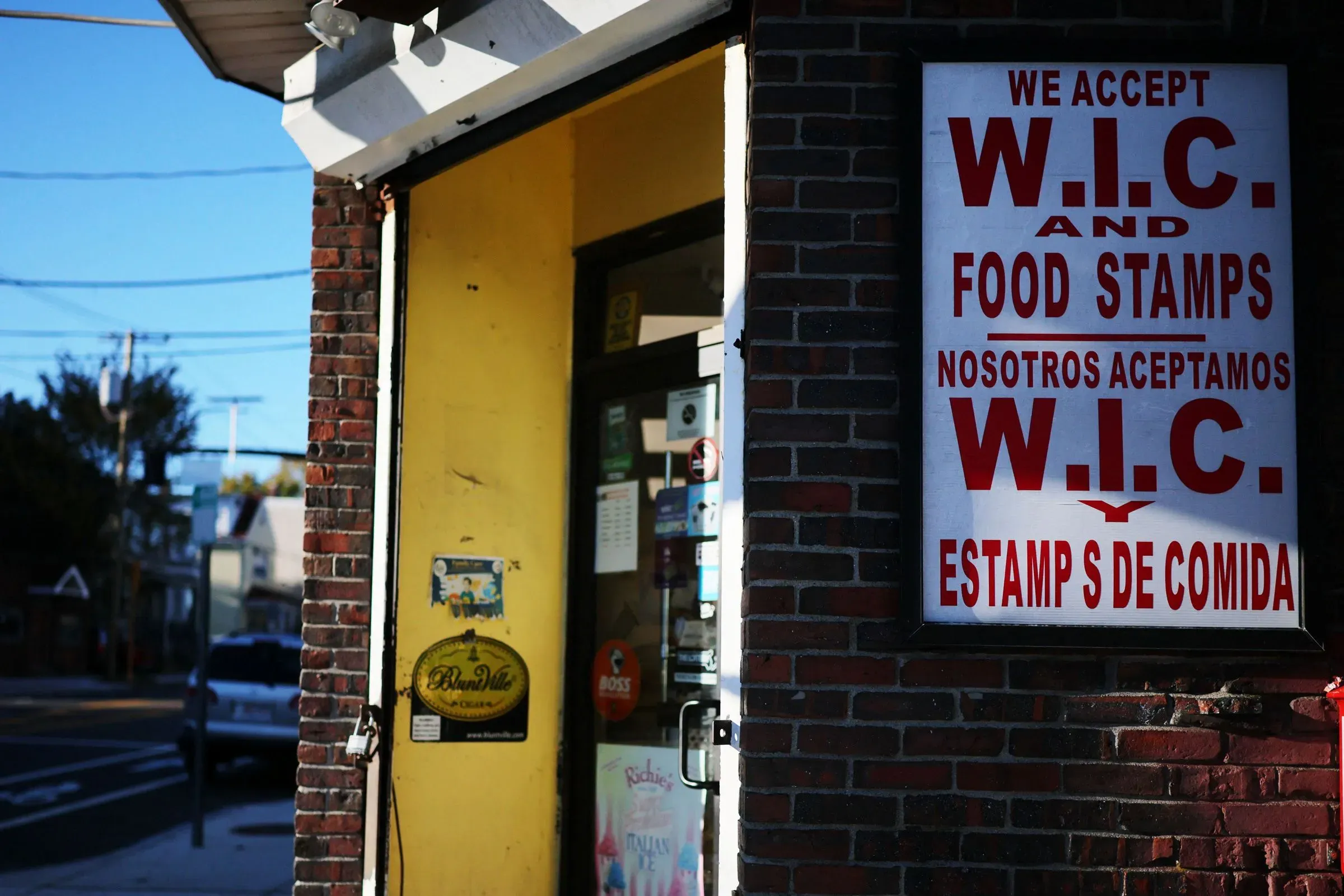 لافتة على واجهة متجر تُعلن قبول برنامج المساعدات الغذائية (SNAP) وبرنامج WIC، مما يعكس تأثير الإغلاق الحكومي على المساعدات الغذائية.