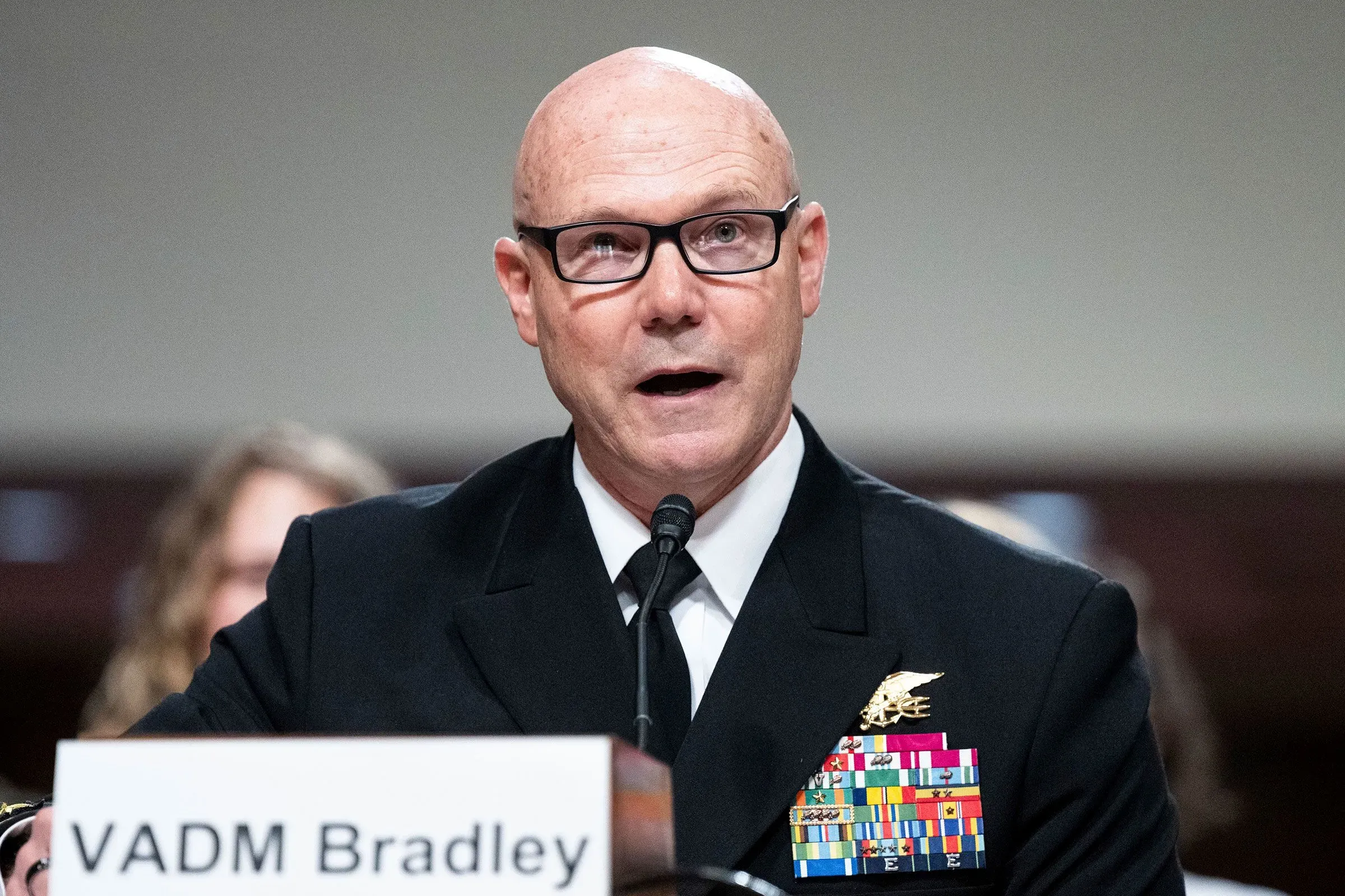 الأدميرال برادلي يتحدث خلال جلسة استماع، مع التركيز على قضايا الضربات العسكرية الأمريكية وشرعيتها.