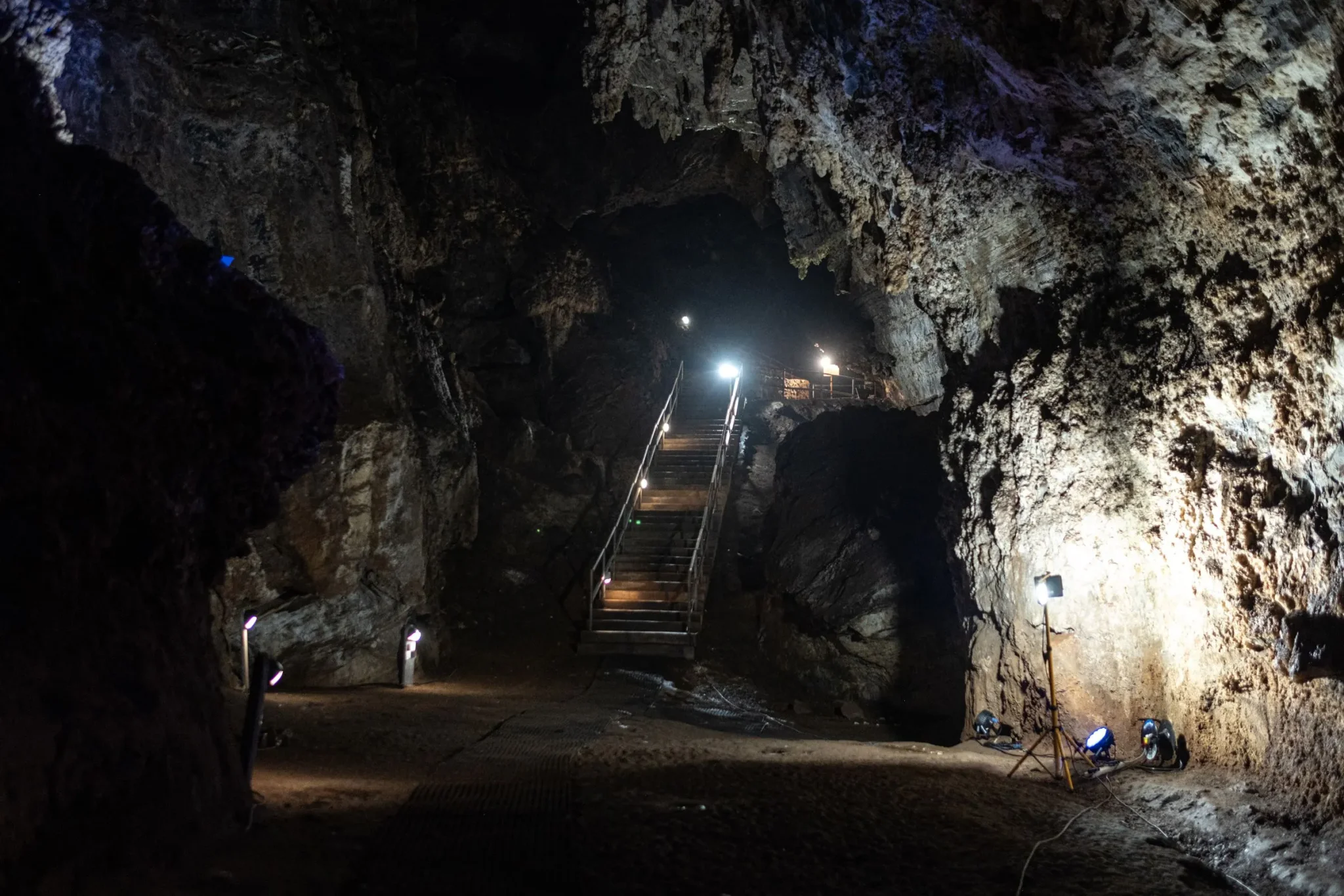 كهف ستيركفونتين في جنوب أفريقيا حيث اكتُشفت حفريات Australopithecus ومنها الهيكل العظمي لـ"Little Foot" المحفوظ بشكل شبه كامل.