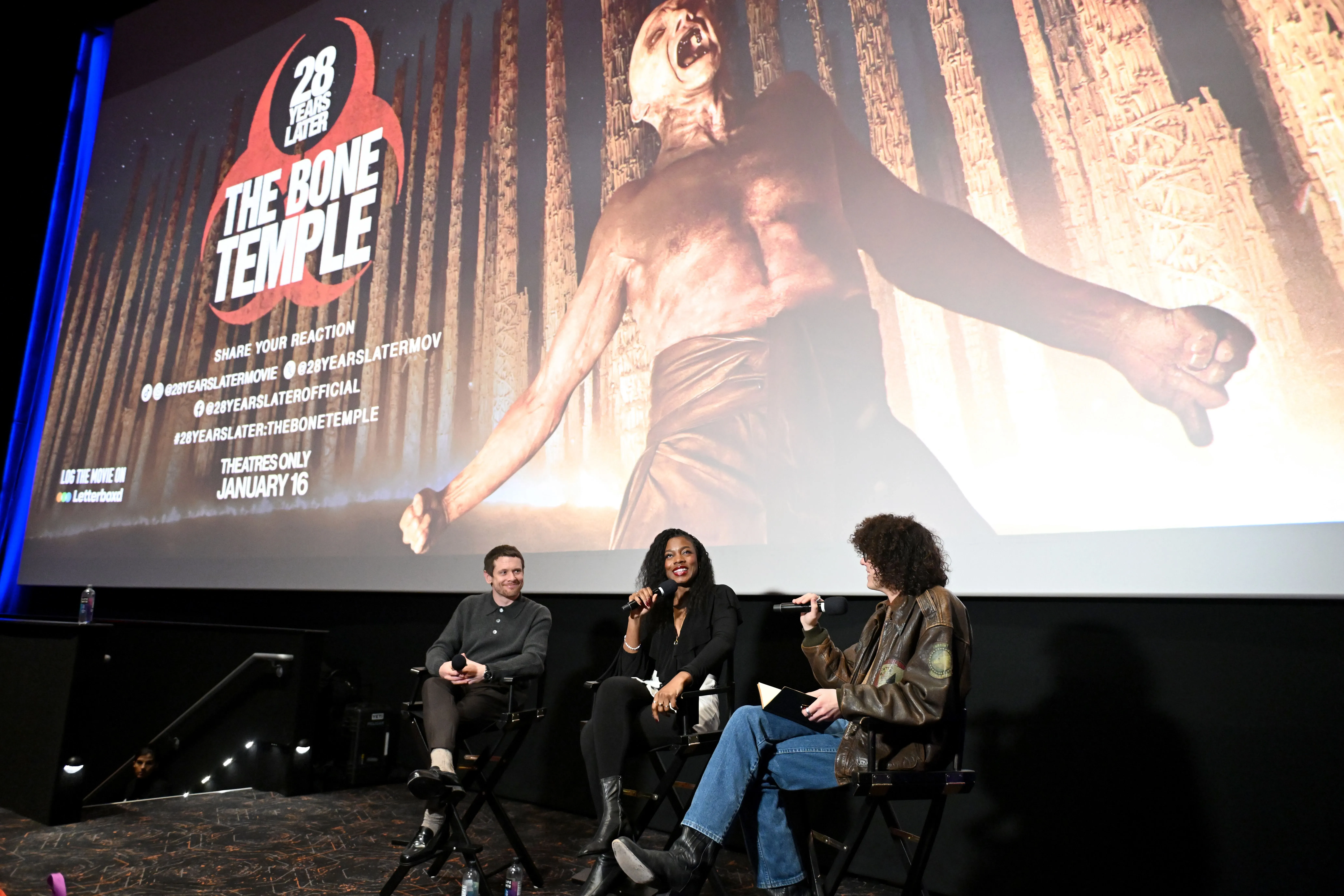 تظهر نيا داكوستا، المخرجة الشهيرة، خلال مناقشة فيلمها "28 Years Later: The Bone Temple" مع فريق العمل، في حدث ترويجي.