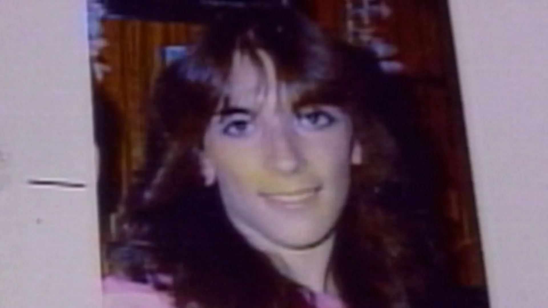 صورة لفتاة شابة تحمل ابتسامة، تُظهر تفاصيل وجهها الطويل وشعرها البني المتموج، تمثل تيريزا فوسكو، ضحية جريمة قتل قديمة.