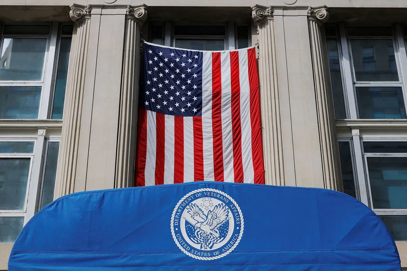 علم أمريكي كبير معلق على مبنى وزارة شؤون المحاربين القدامى، يرمز إلى الجدل حول حقوق الإجهاض للمحاربين القدامى.