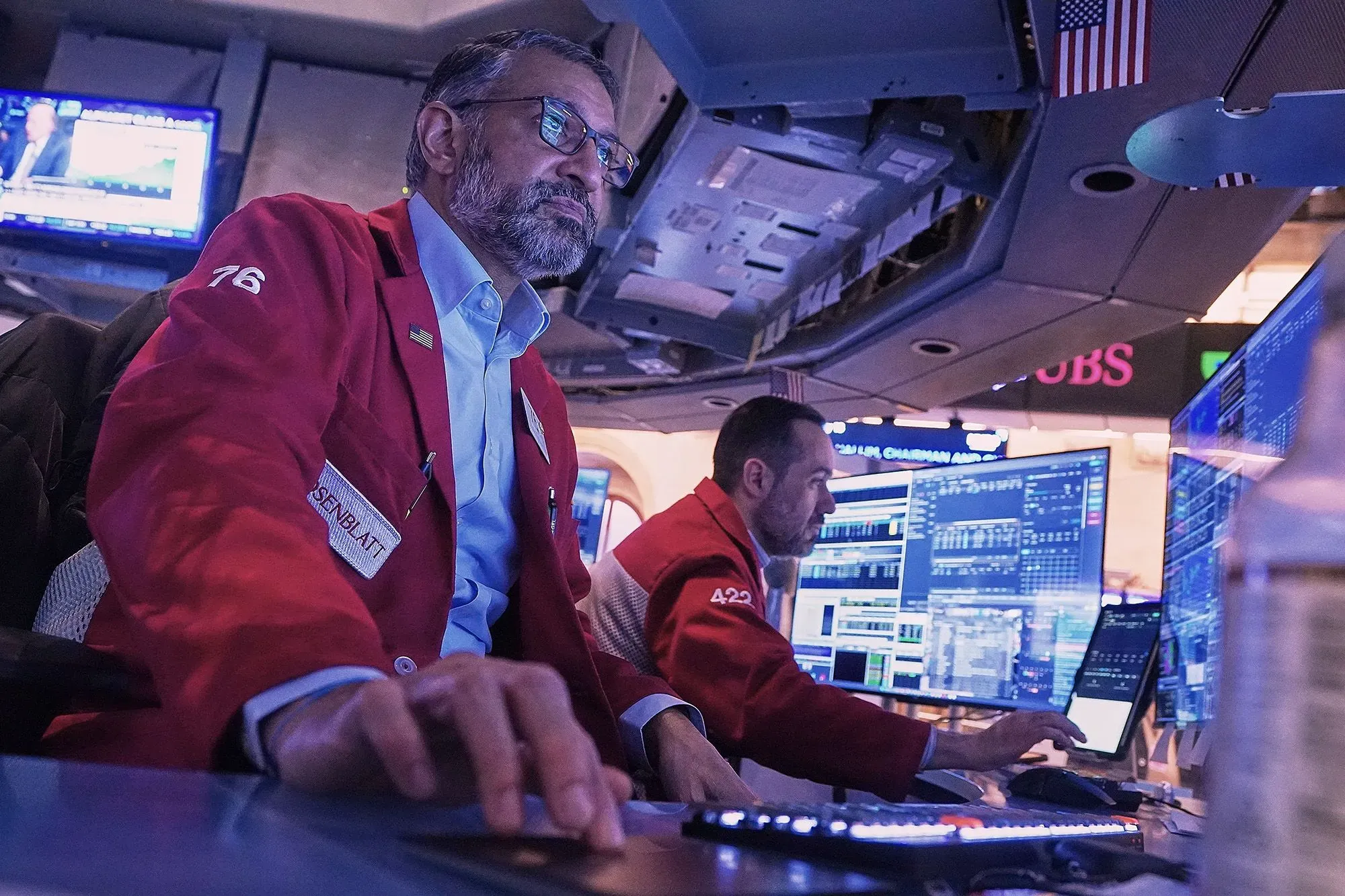 متداولون في بورصة نيويورك يراقبون الشاشات خلال تراجع الأسهم بسبب التوترات التجارية بين الولايات المتحدة وأوروبا.