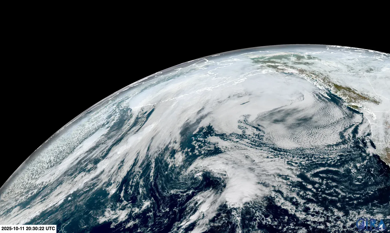 صورة فضائية توضح العاصفة القوية التي اجتاحت غرب ألاسكا، مع سحب كثيفة وأمواج عاتية، مما أدى إلى أضرار كبيرة في المجتمعات الساحلية.