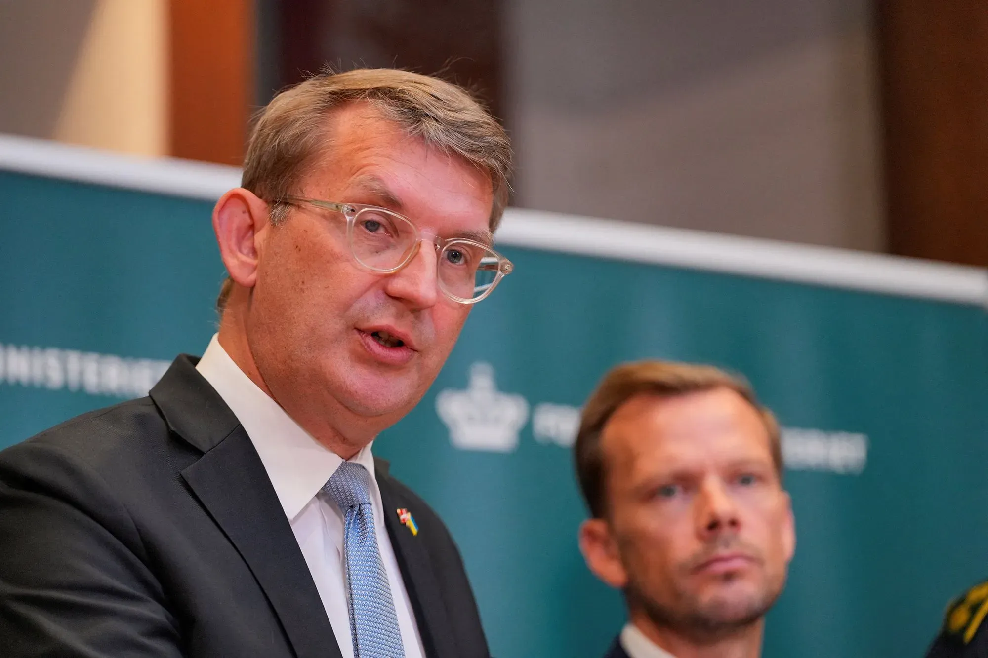 وزير الدفاع الدنماركي ترولس لوند بولسن يتحدث في مؤتمر صحفي حول حوادث الطائرات بدون طيار وتأثيرها على الأمن الوطني.