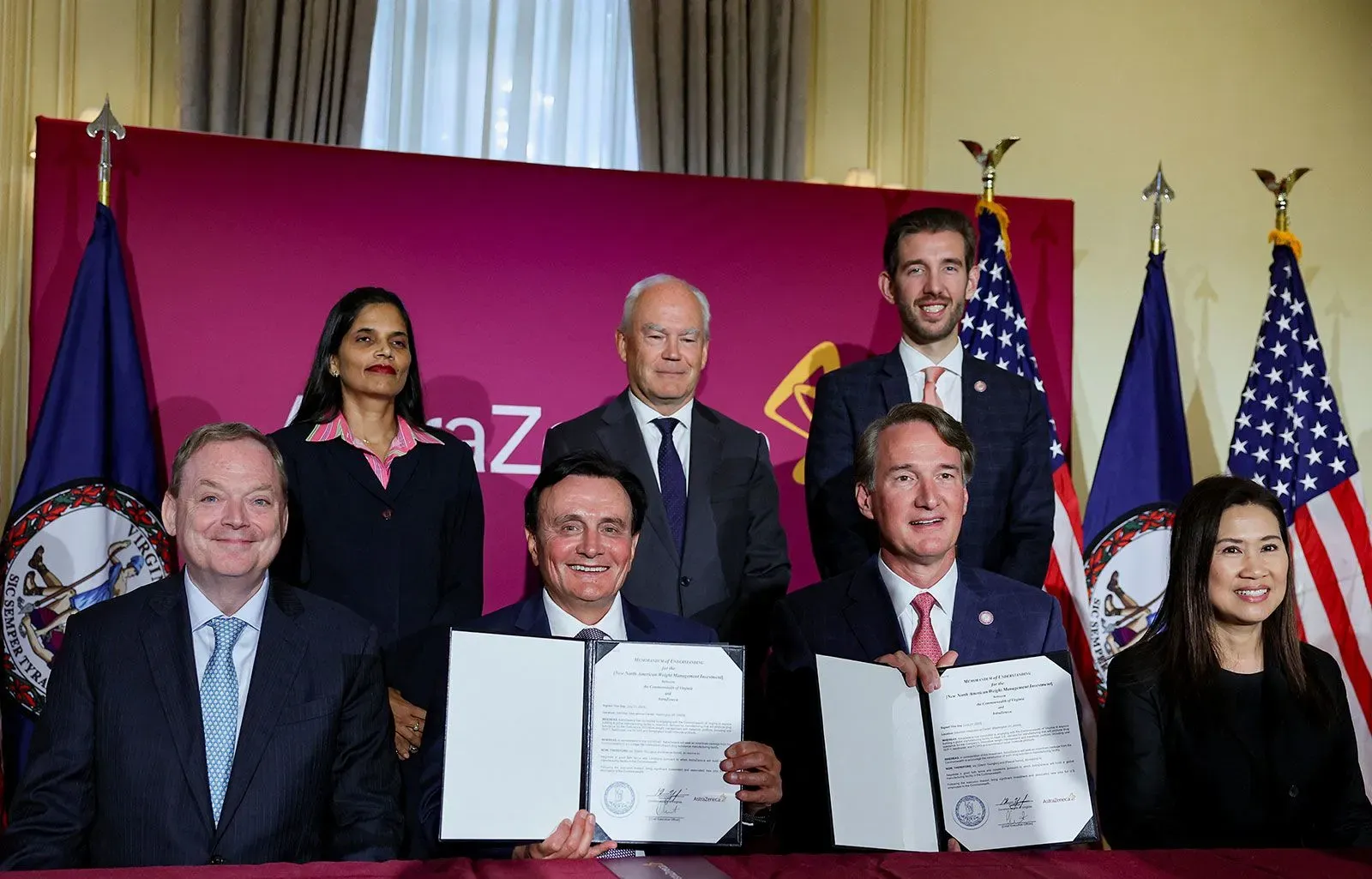 توقيع اتفاقية استثمار شركة أسترازينيكا بقيمة 50 مليار دولار لتوسيع تصنيع الأدوية في الولايات المتحدة، بحضور مسؤولين حكوميين.