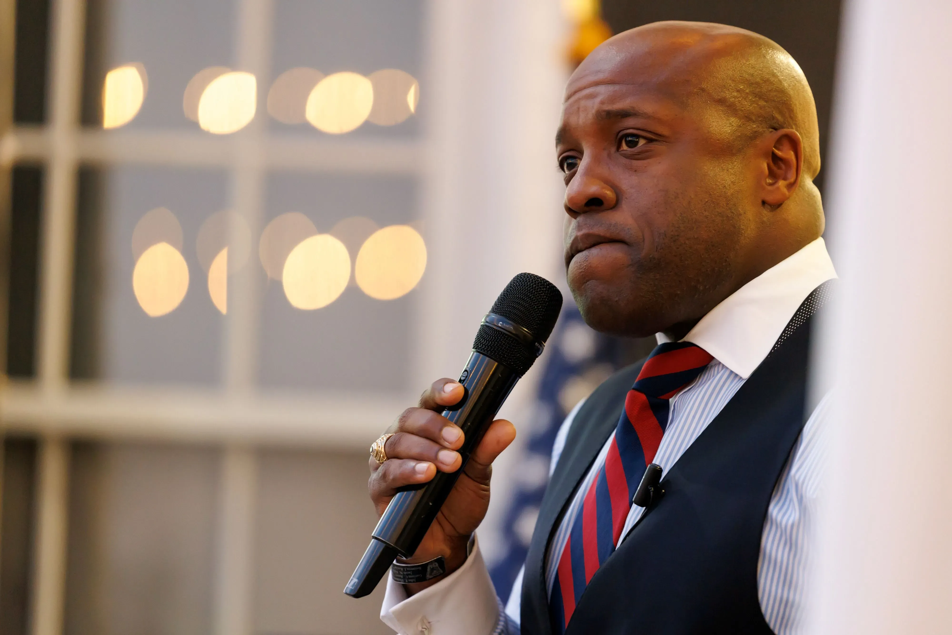 منافس ديمقراطي يتحدث في حدث انتخابي بتكساس، مع خلفية ضبابية وأضواء دافئة، في إطار الانتخابات التمهيدية لمجلس الشيوخ.