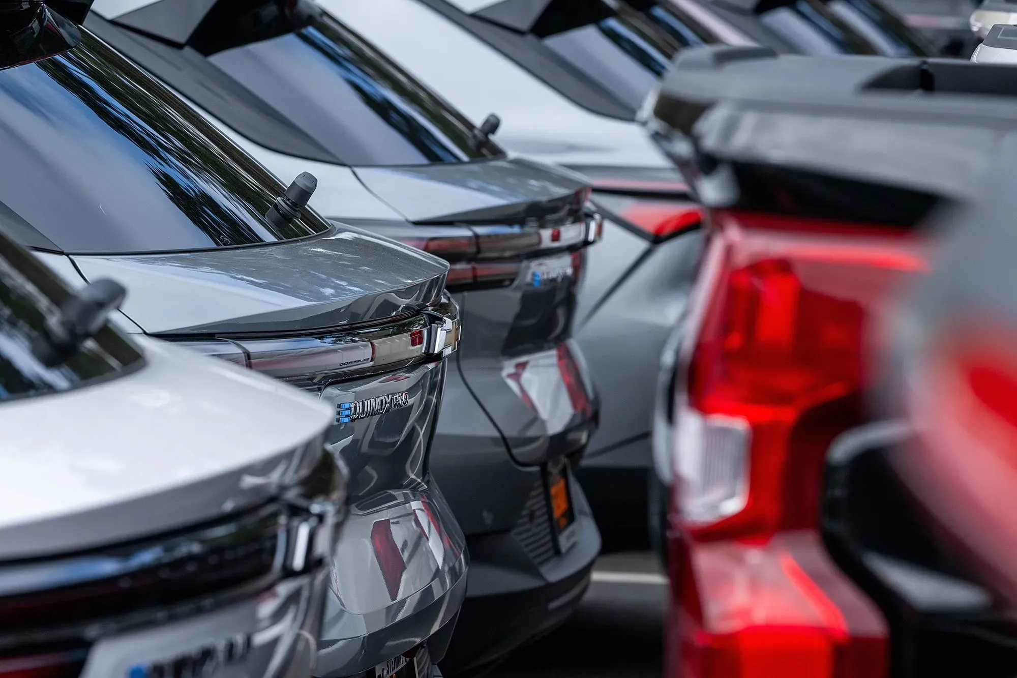 تظهر الصورة مجموعة من السيارات الحديثة المتوقفة، مما يعكس ارتفاع أسعار السيارات وعمليات إعادة الحيازة المتزايدة في الولايات المتحدة.