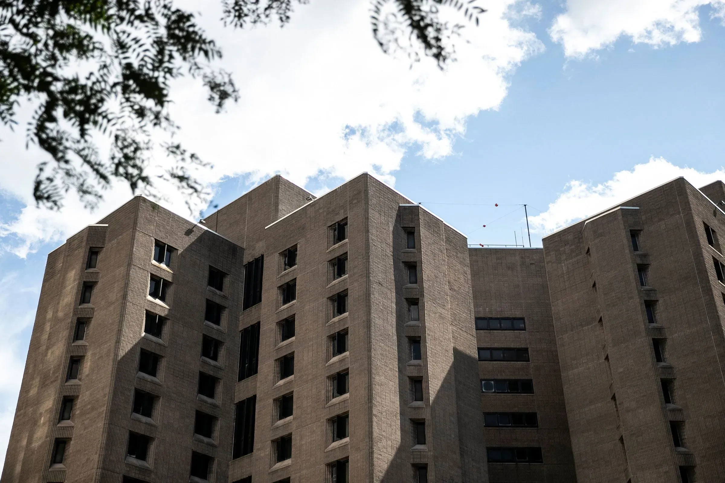 واجهة مركز ميتروبوليتان الإصلاحي في نيويورك، حيث وُجد جيفري إبشتاين ميتًا. تظهر السماء الزرقاء مع بعض السحب.