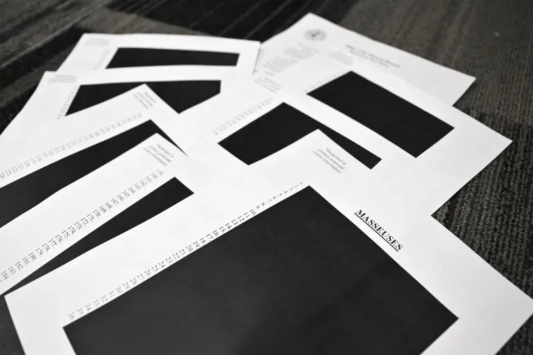 وثائق محجوبة تتعلق بقضية جيفري إبشتاين، تظهر صفحات مملوءة بالأسود، مما يعكس المعلومات المخفية عن الشخصيات المرتبطة بالقضية.