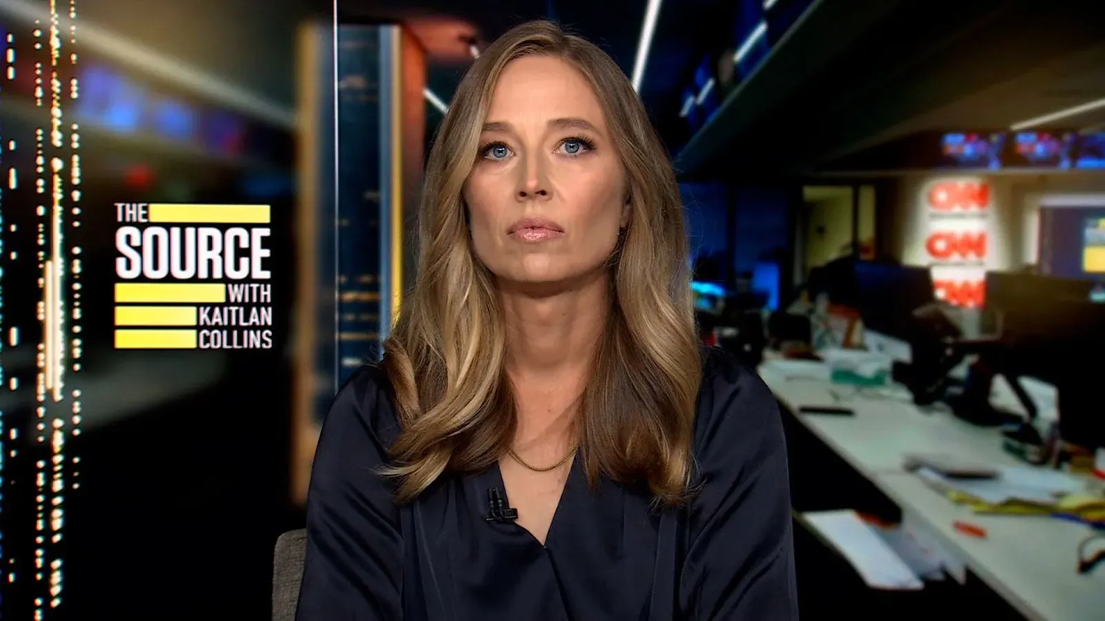 تظهر الصورة مقدمة برنامج "ذا سورس" كايتلان كولينز، حيث تتناول قضايا النساء اللواتي تعرضن للاعتداء من قبل جيفري إبشتاين.