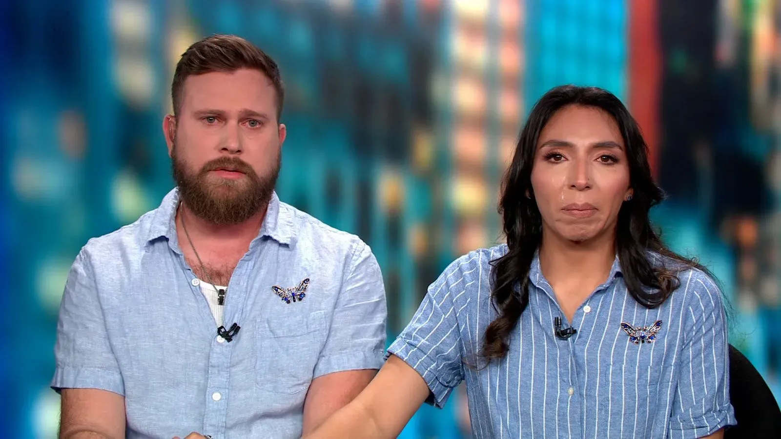 امرأة ورجل يجلسان معًا في استوديو، يعبران عن مشاعر الجدية والقلق، في سياق الحديث عن قضايا الاعتداء والانتهاكات.