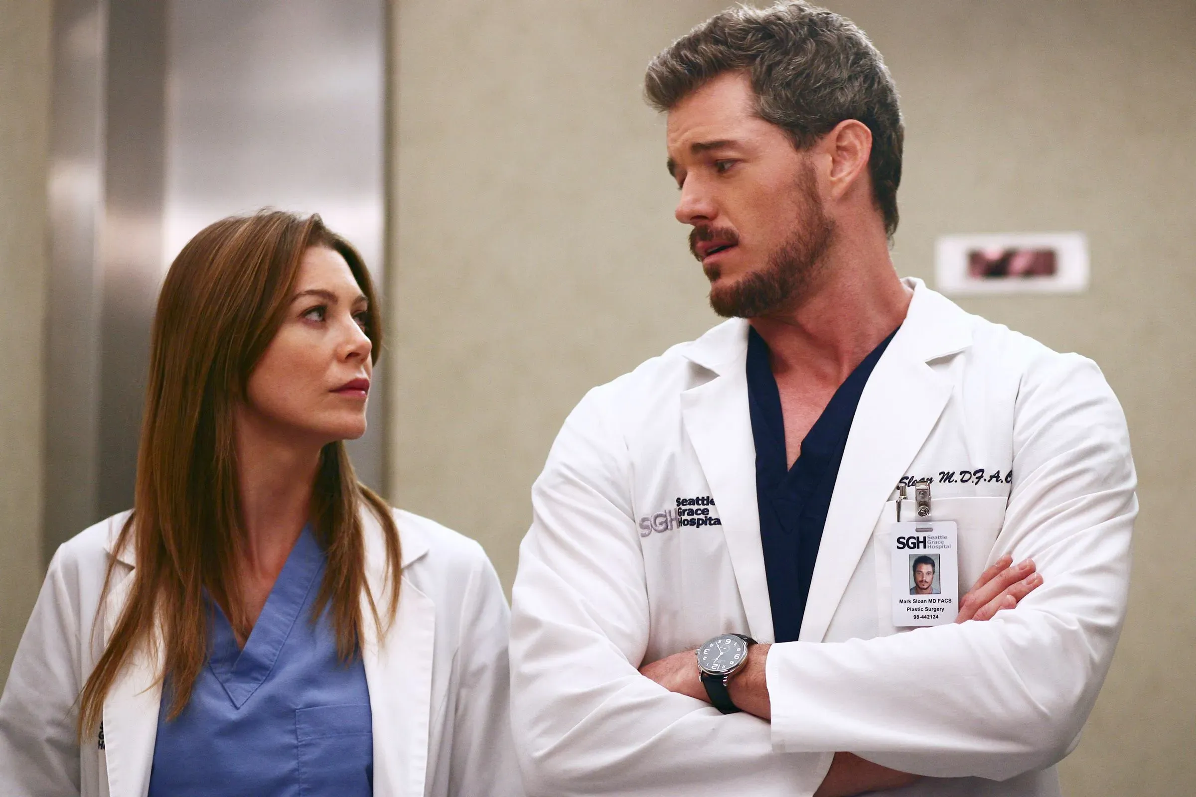 إيريك دين، المعروف بدوره في "غريز أناتومي"، يتحدث مع زميلته في المستشفى، مع التركيز على تعبيرات وجهيهما.