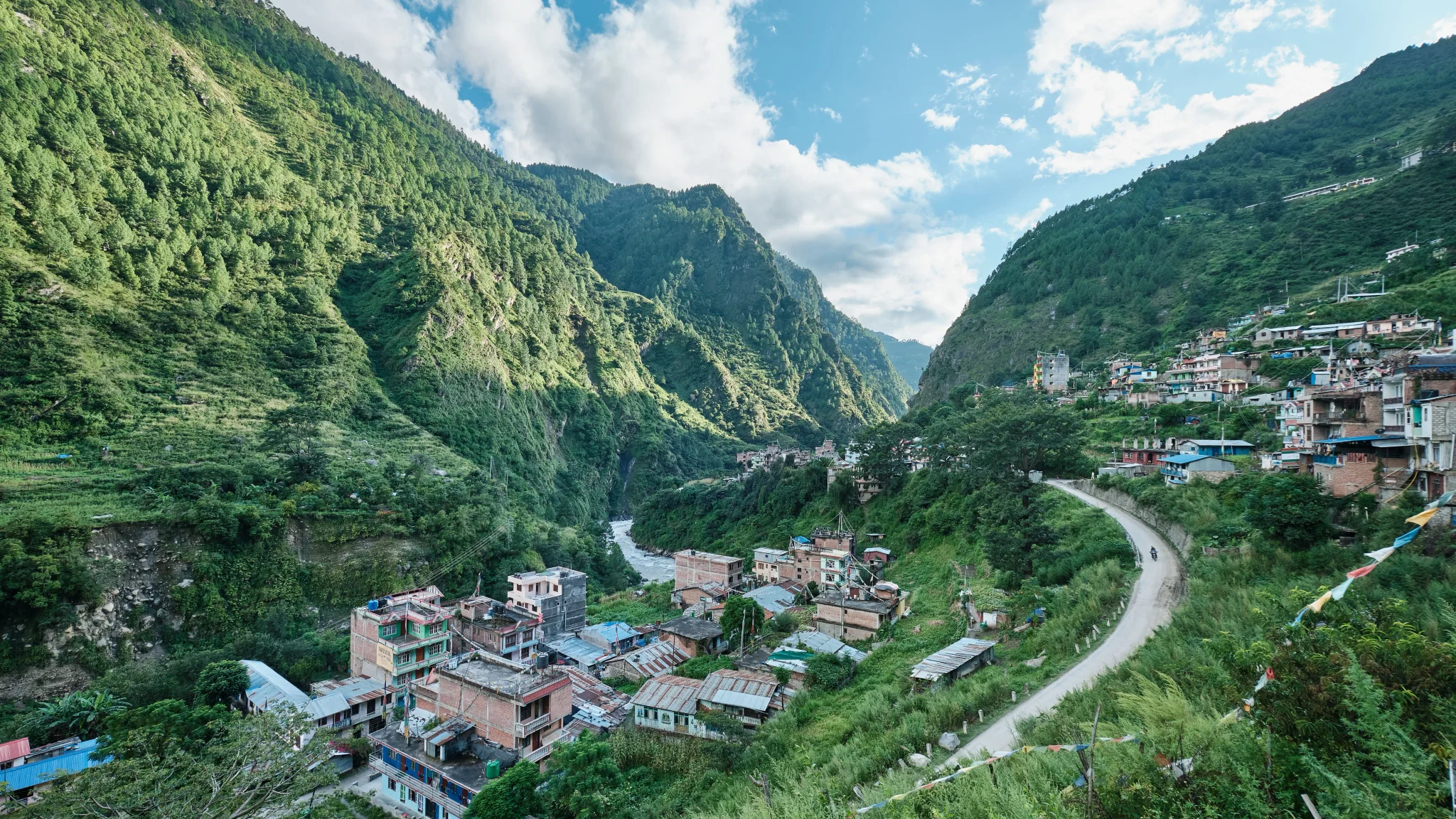 بلدة Syabru Besi الصغيرة محاطة بجبال خضراء ونهر Trishuli في وادي Langtang بنيبال، قبل فيضان أغسطس 2026 المدمر.