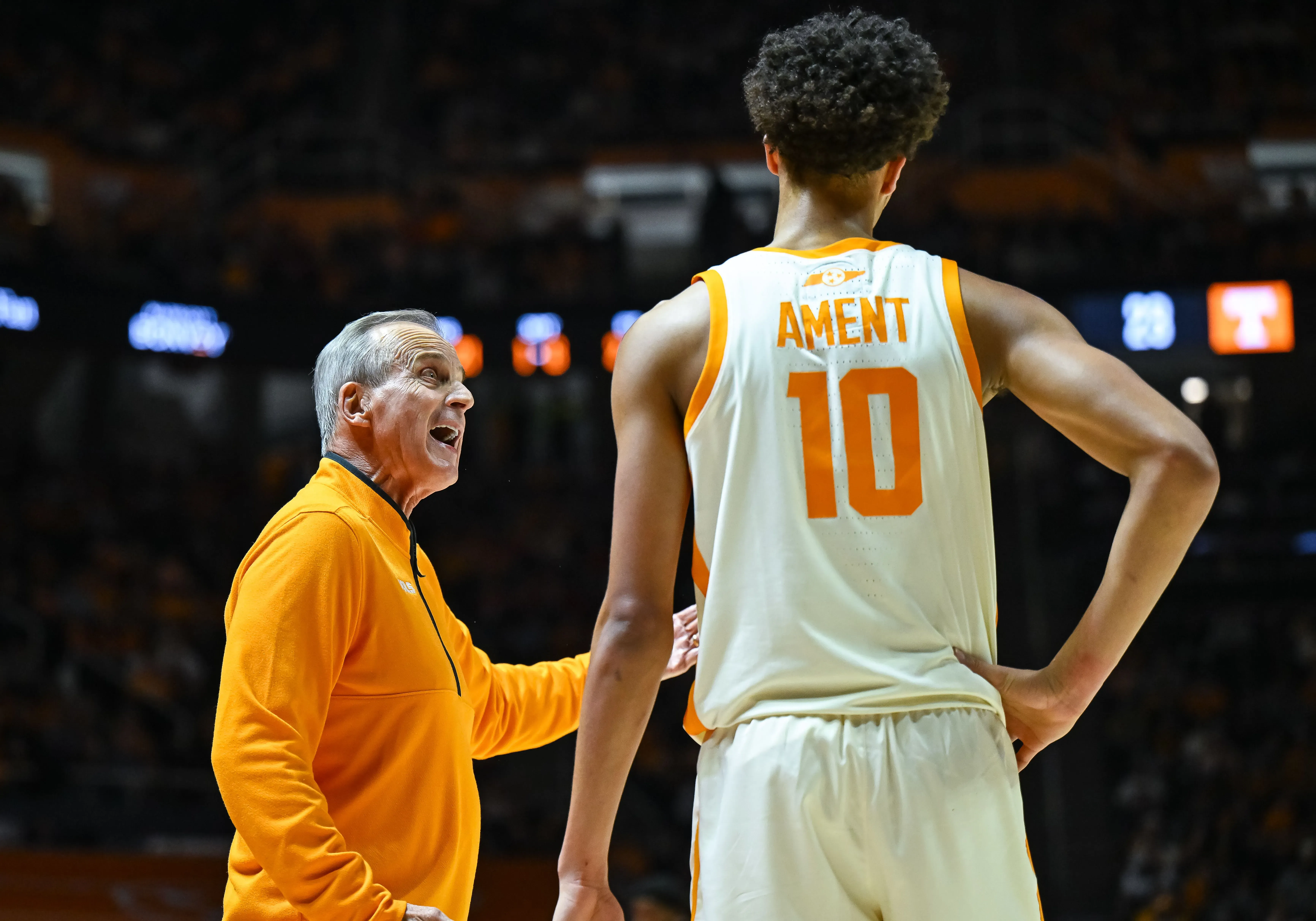 مدرب فريق تينيسي ريك بارنز يتحدث مع اللاعب أمنت، مشيراً إلى أهمية الهوية الثقافية في كرة السلة الجامعية.