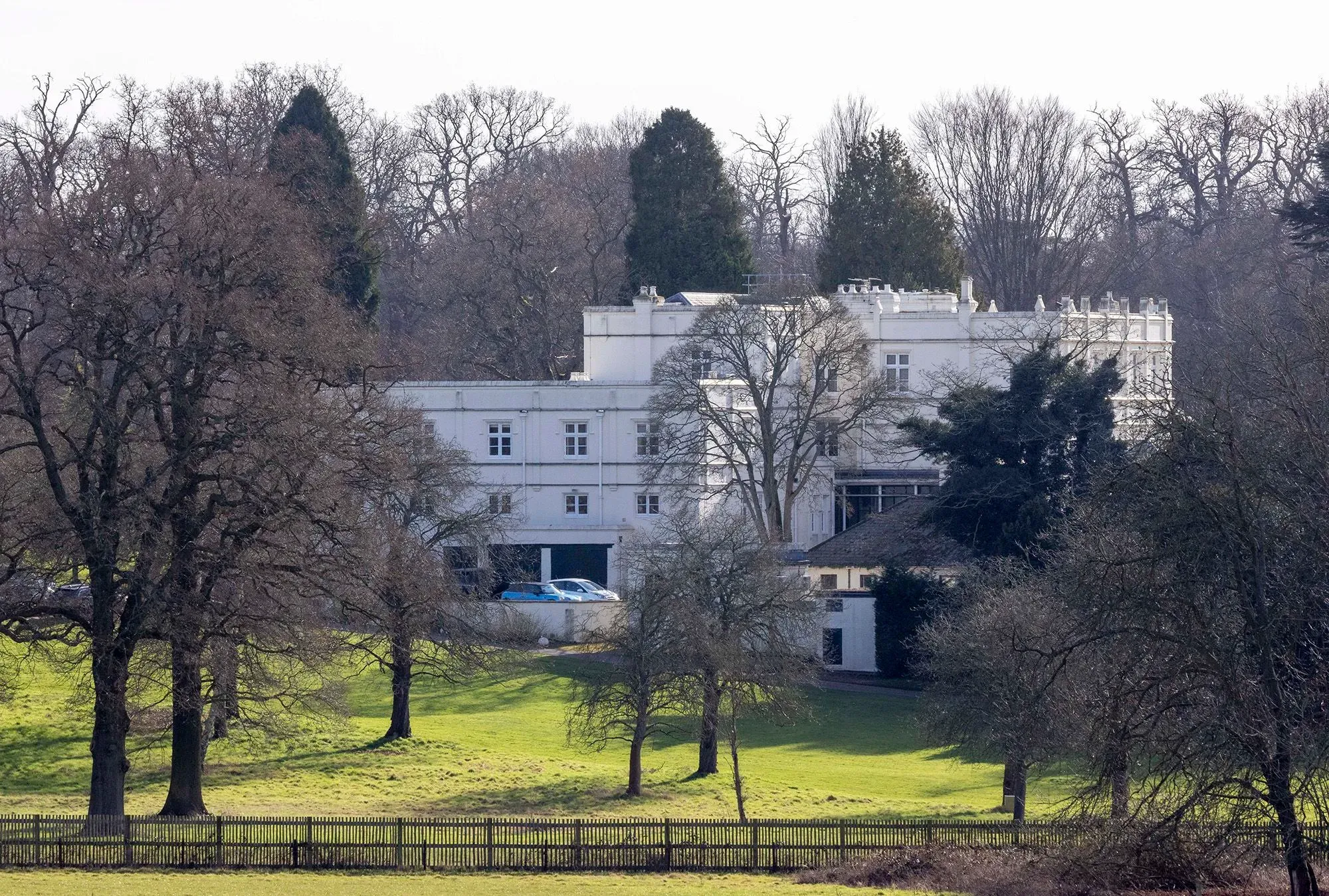 رويال لودج، القصر الأبيض المحاط بالأشجار في حديقة ويندسور غريت بارك، الذي كان منزل الأمير أندرو وزوجته السابقة.