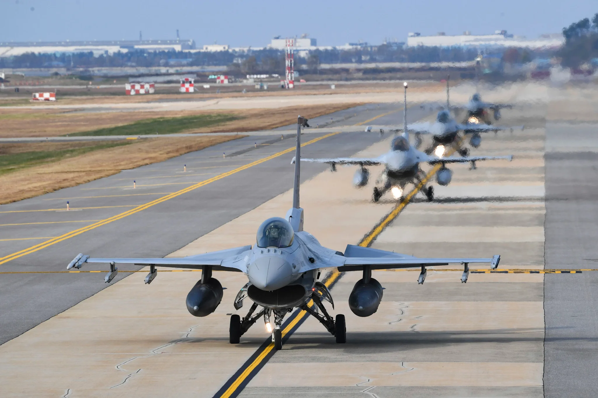 طائرات مقاتلة أمريكية من طراز F-16 تصطف على مدرج قاعدة جوية في كوريا الجنوبية وسط توترات أمنية وقضايا تجسس.