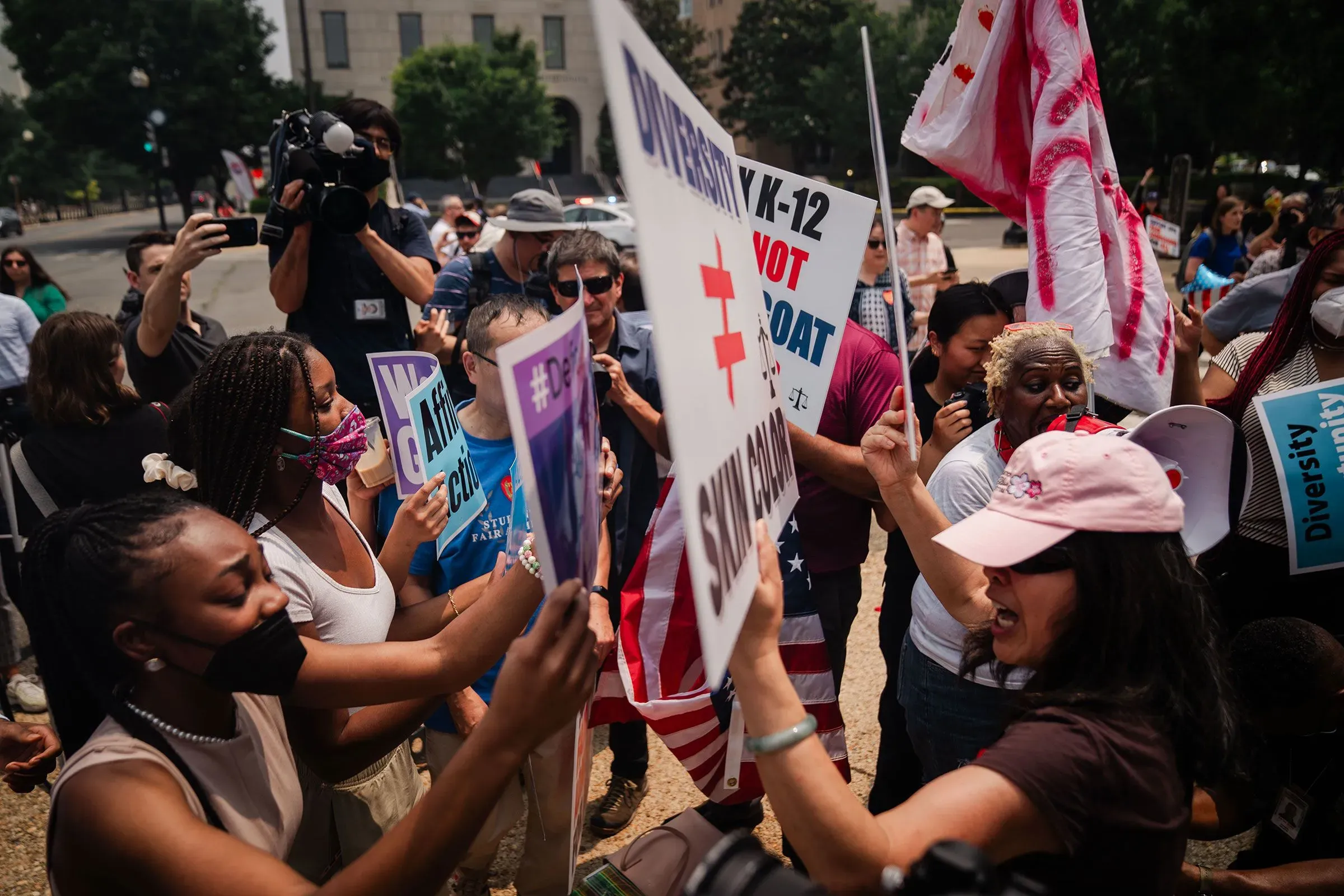 محتجون يحملون لافتات تعبر عن آرائهم حول التنوع وحقوق التصويت، وسط أجواء مشحونة أمام المحكمة العليا في الولايات المتحدة.