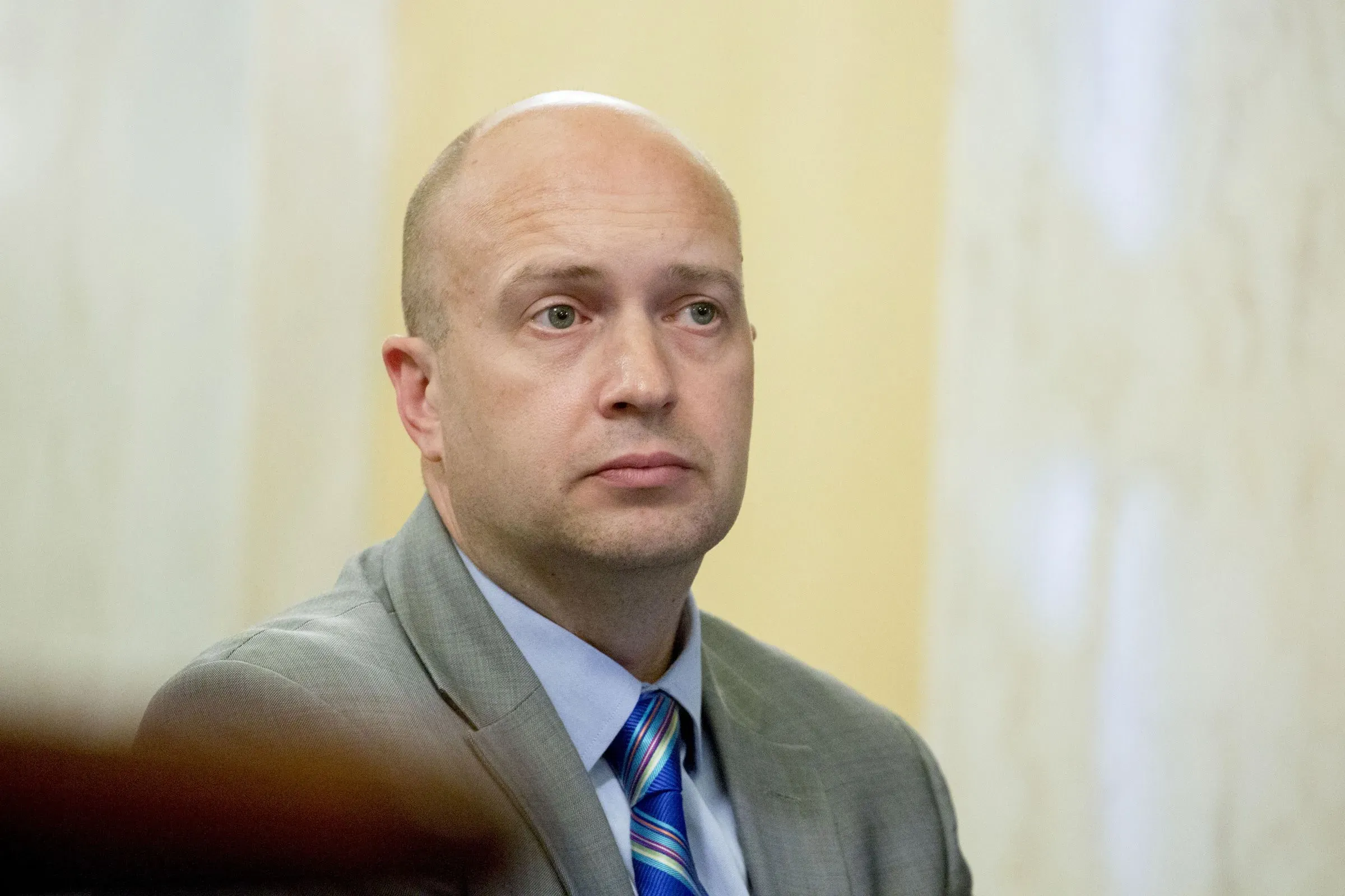 سكوت ليندكر، المالك الجديد لشركة دومينيون، يظهر في مقابلة، حيث يؤكد التزامه بالشفافية وعدم الانحياز خلال إدارة الانتخابات.